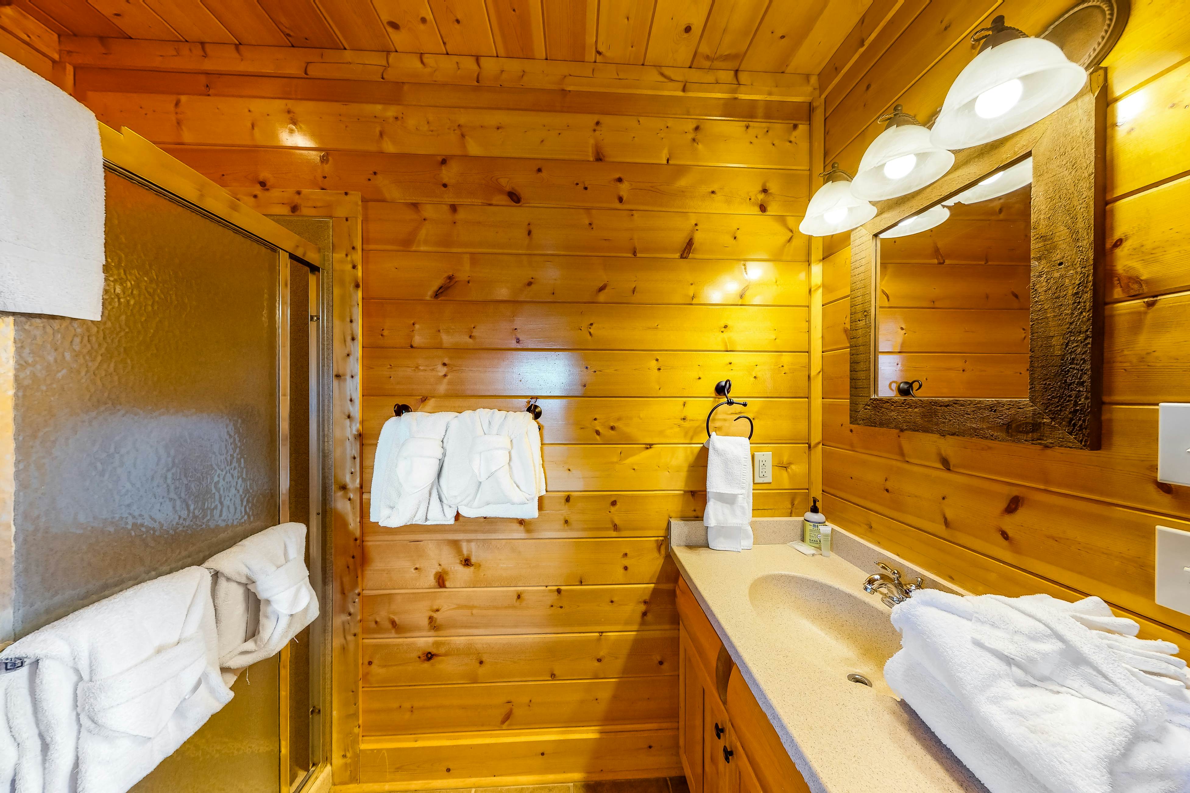 Cabin w/Pool Table, Foosball, Hot Tub & Mountain Views + Free Attraction Tickets