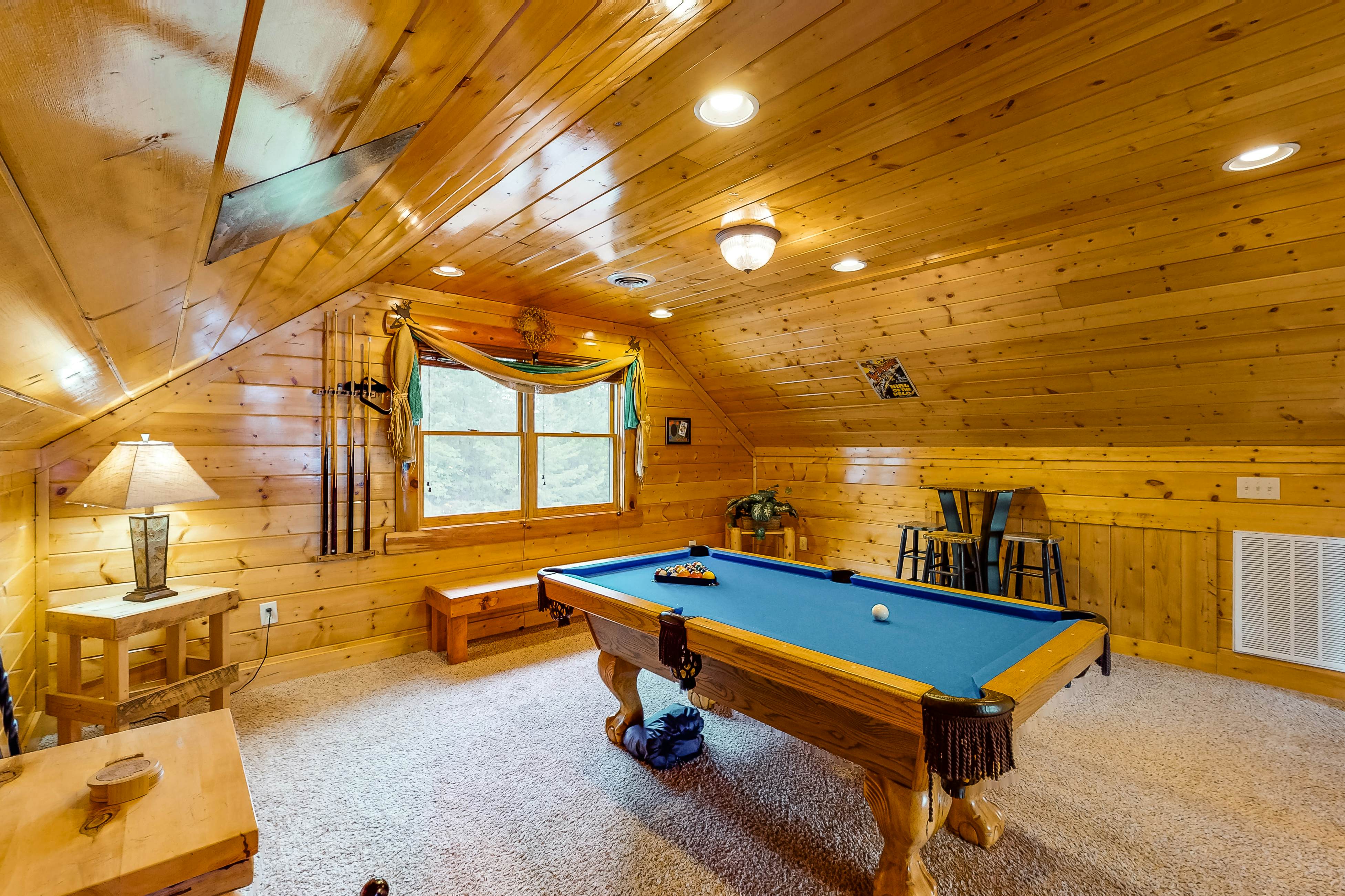Cabin w/Pool Table, Foosball, Hot Tub & Mountain Views + Free Attraction Tickets
