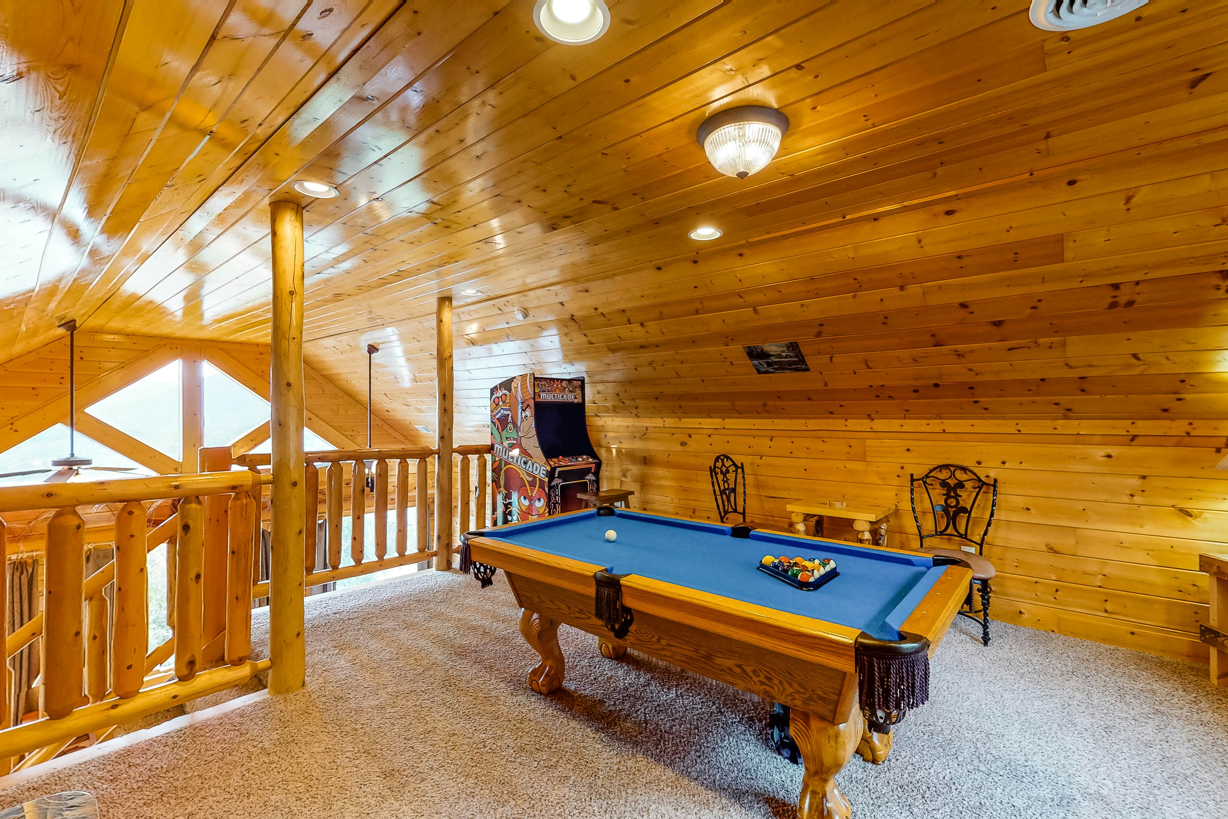 Cabin w/Pool Table, Foosball, Hot Tub & Mountain Views + Free Attraction Tickets