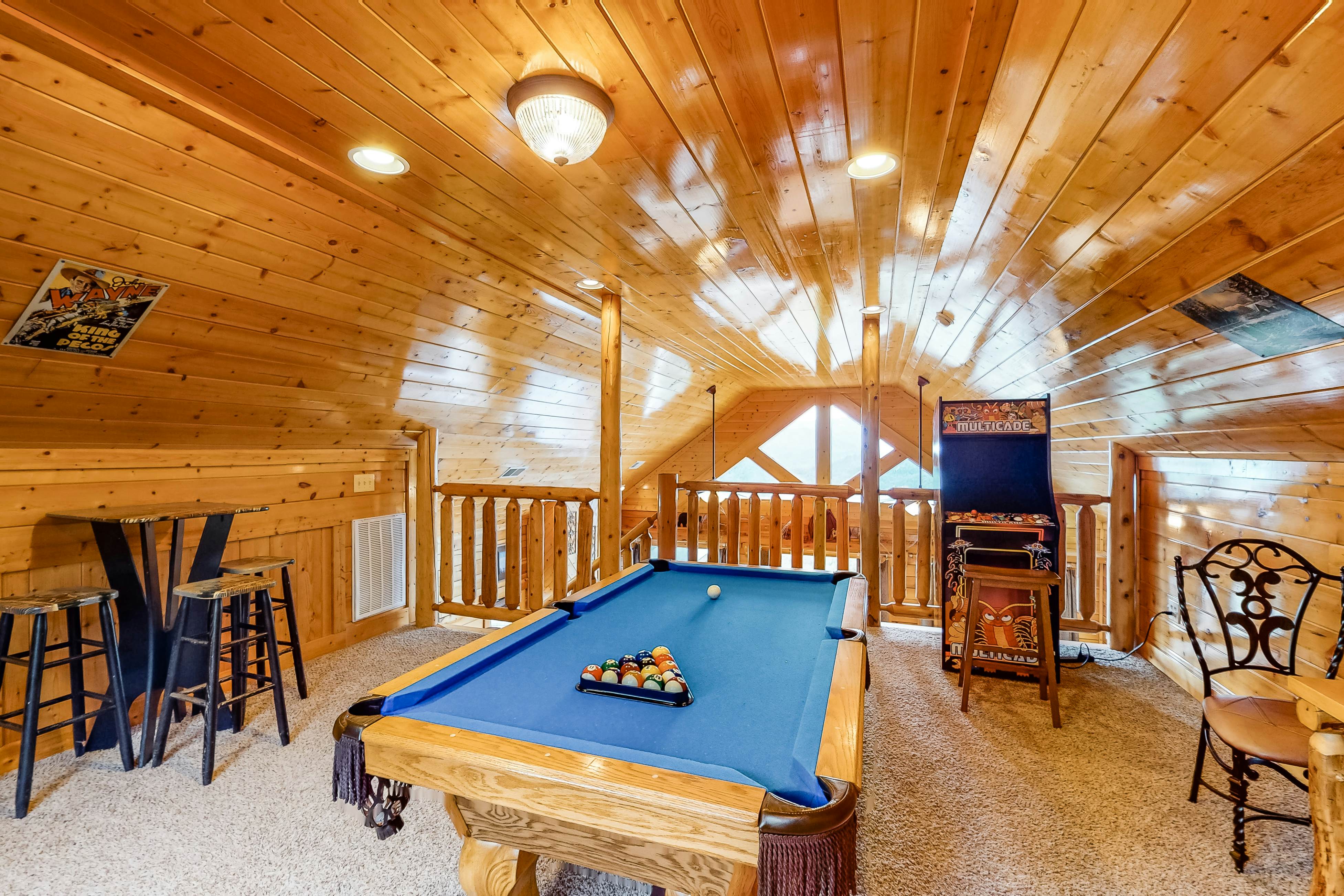 Cabin w/Pool Table, Foosball, Hot Tub & Mountain Views + Free Attraction Tickets