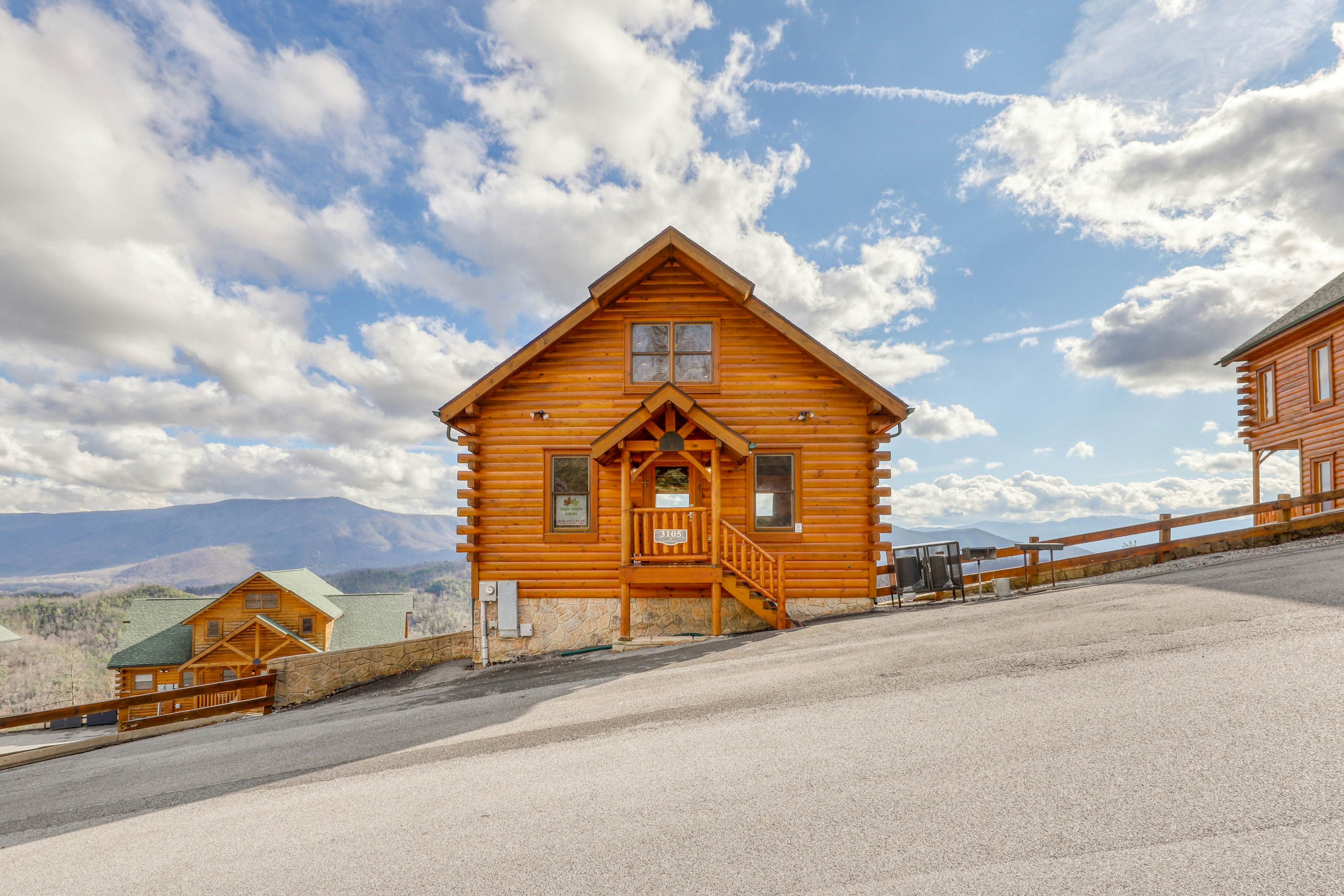 Cabin w/Pool Table, Foosball, Hot Tub & Mountain Views + Free Attraction Tickets