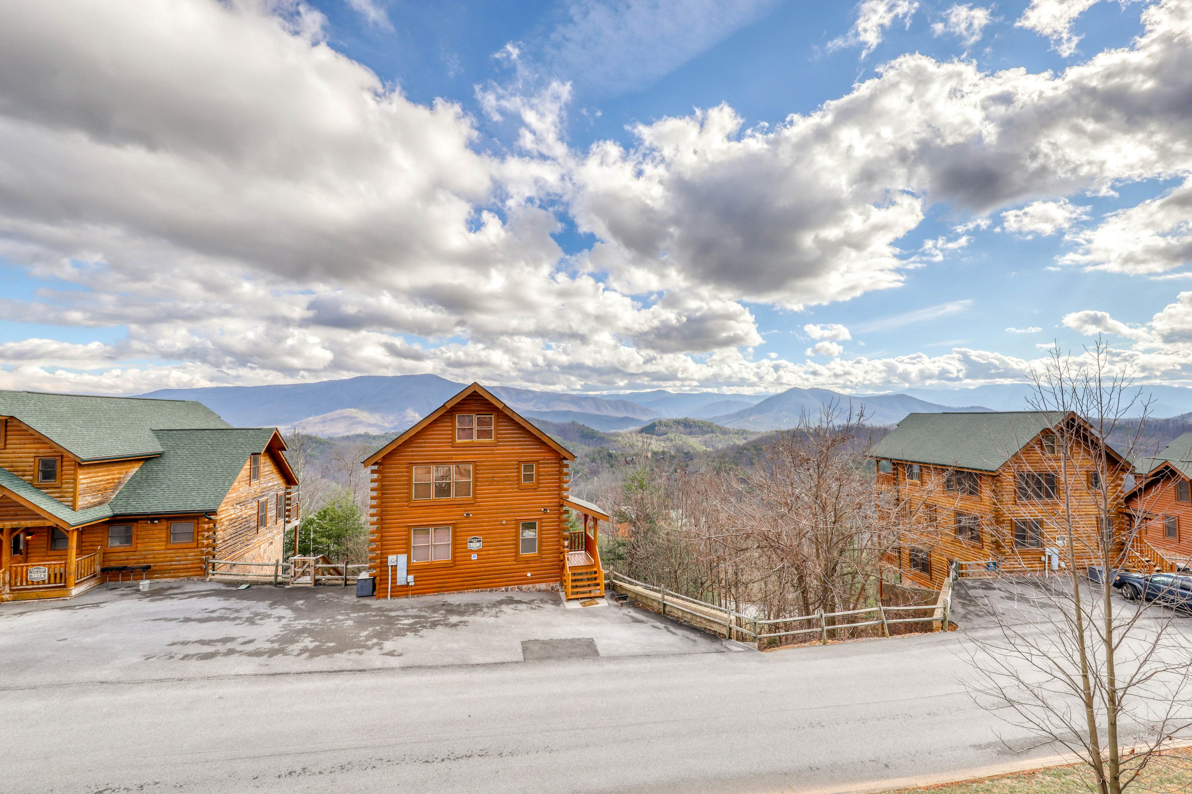 Cabin w/Pool Table, Foosball, Hot Tub & Mountain Views + Free Attraction Tickets