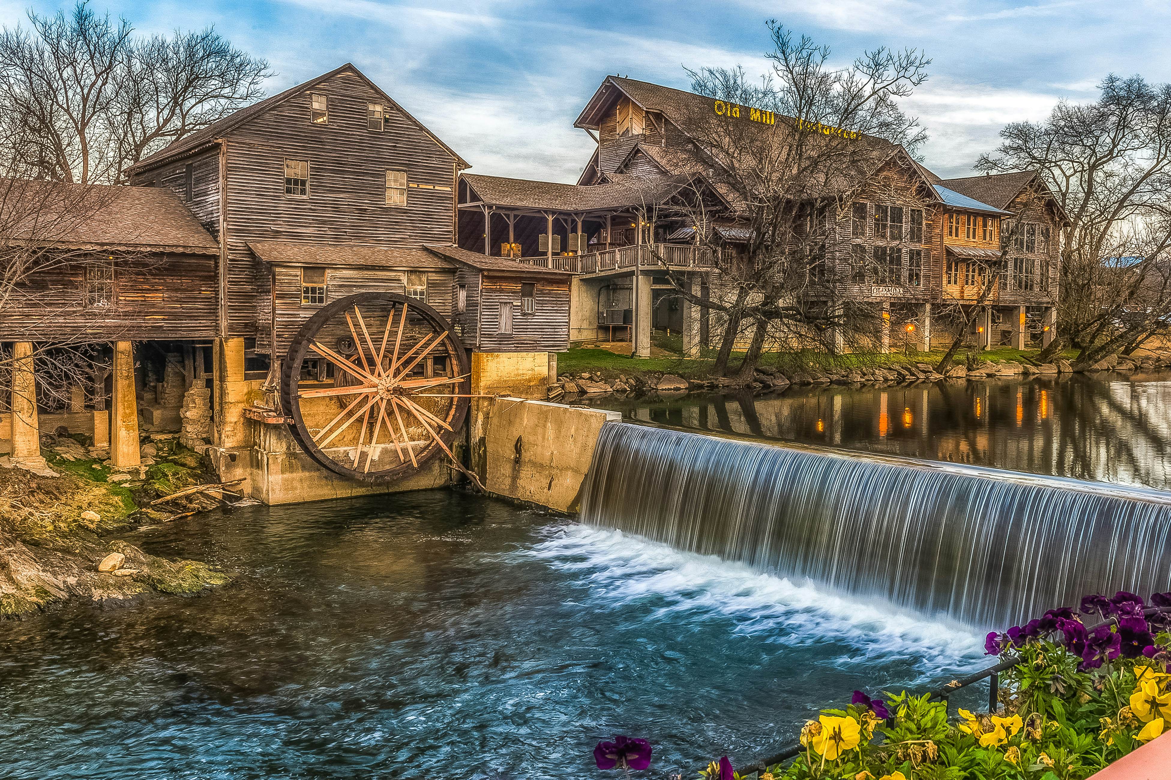 Cabin w/Pool Table, Foosball, Hot Tub & Mountain Views + Free Attraction Tickets