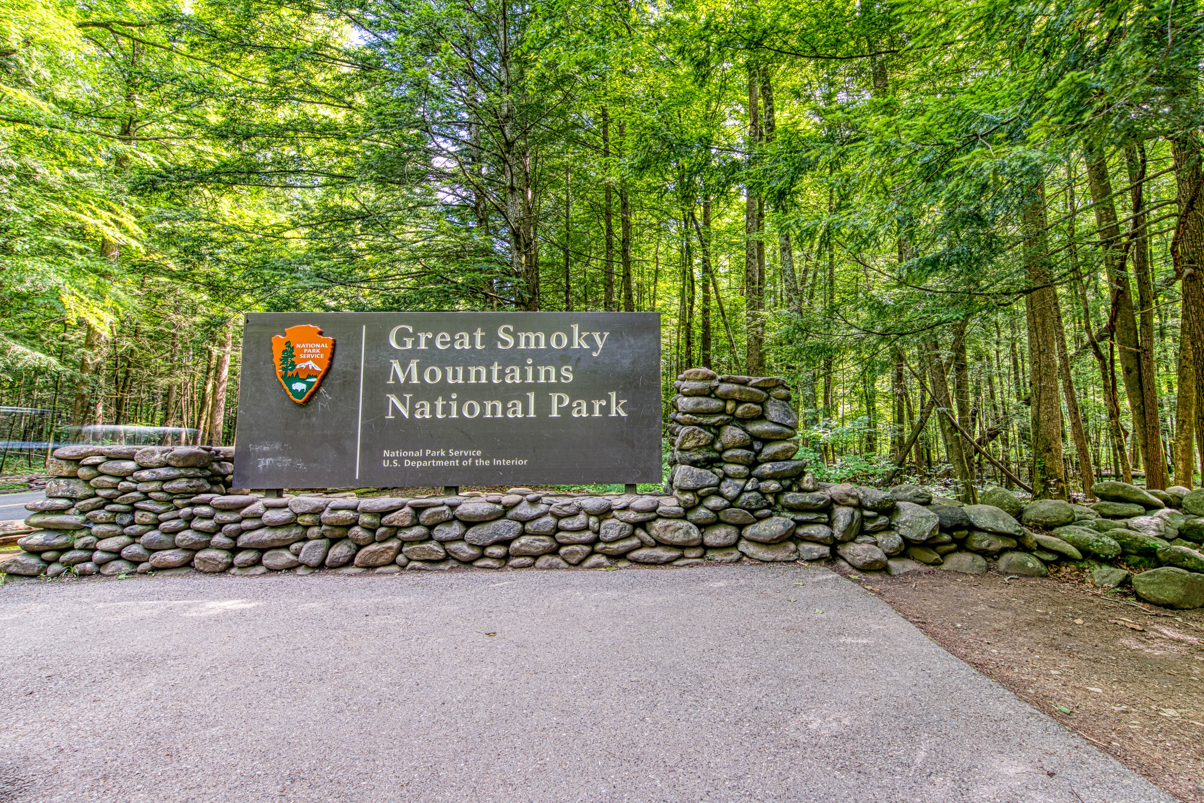 Cabin w/Pool Table, Foosball, Hot Tub & Mountain Views + Free Attraction Tickets