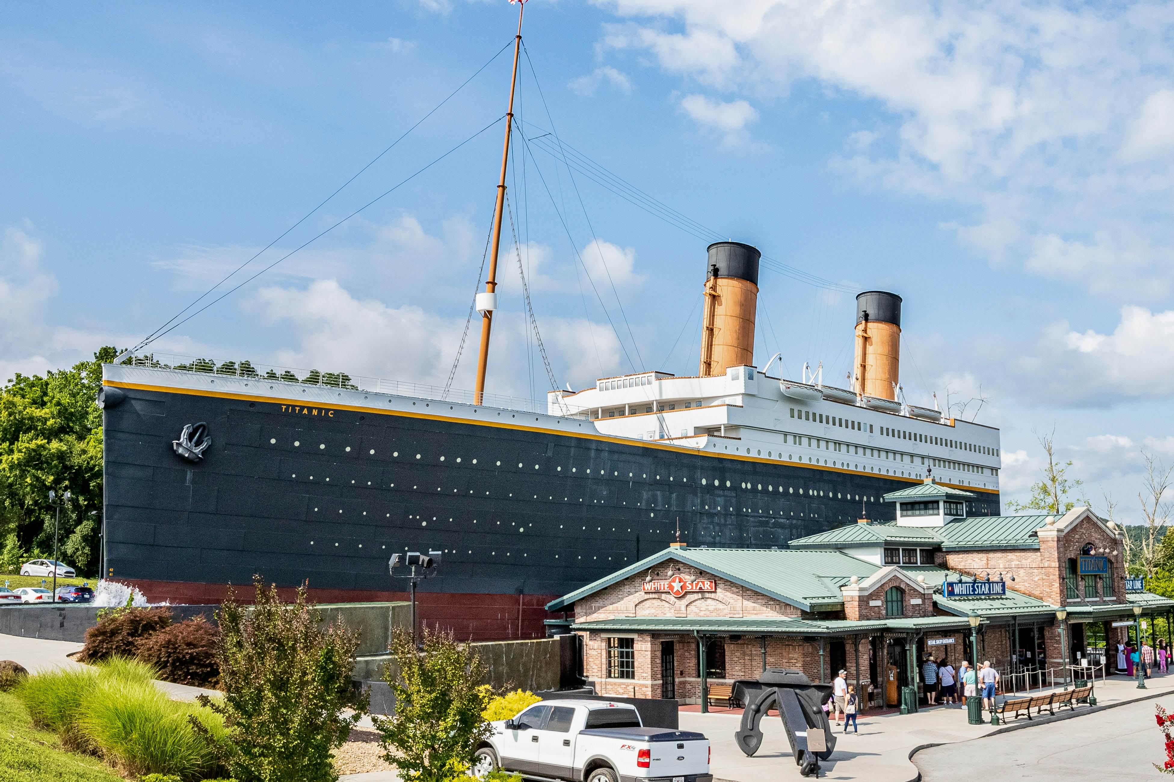 Cabin w/Pool Table, Foosball, Hot Tub & Mountain Views + Free Attraction Tickets