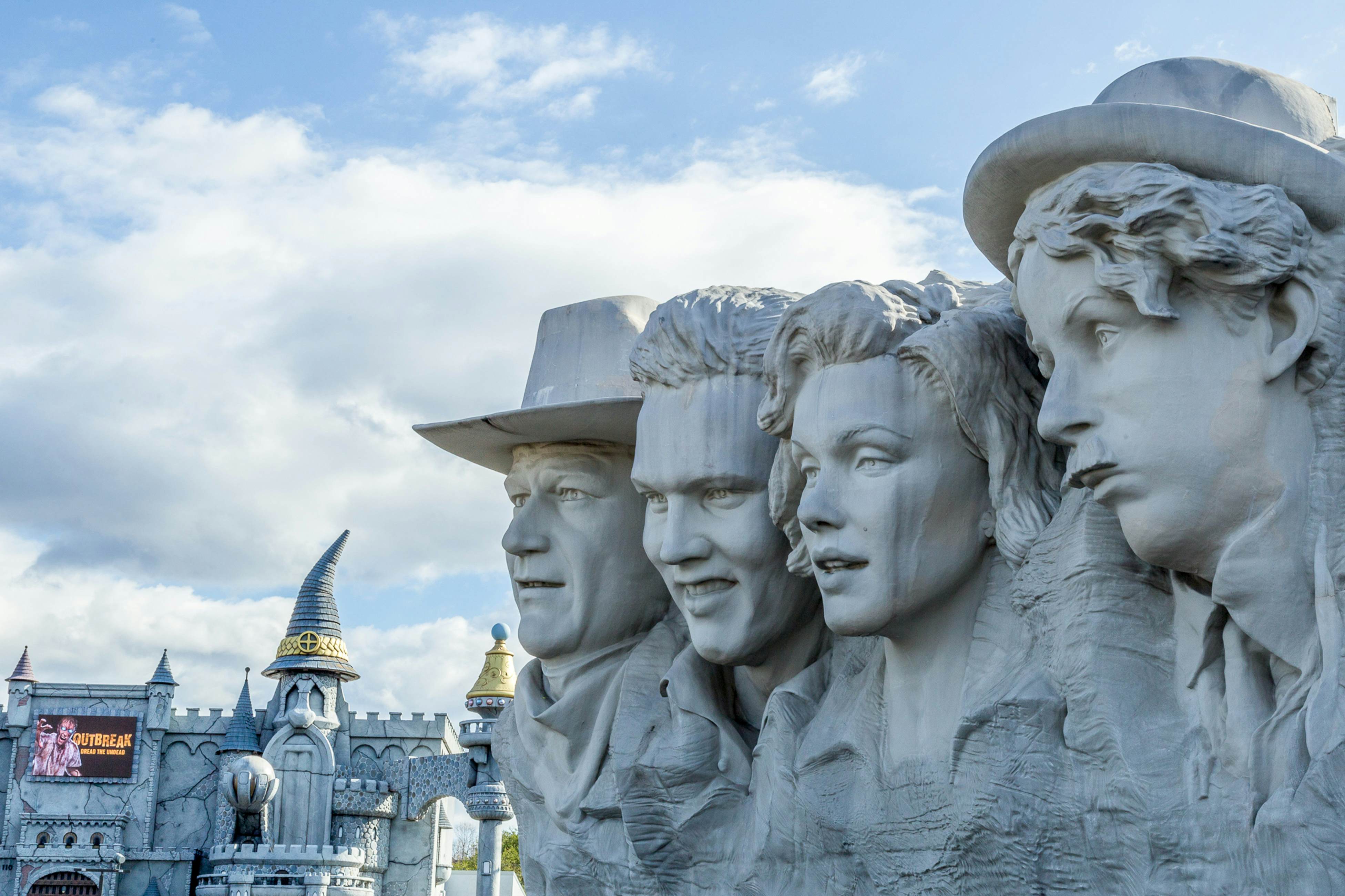 Cabin w/Pool Table, Foosball, Hot Tub & Mountain Views + Free Attraction Tickets