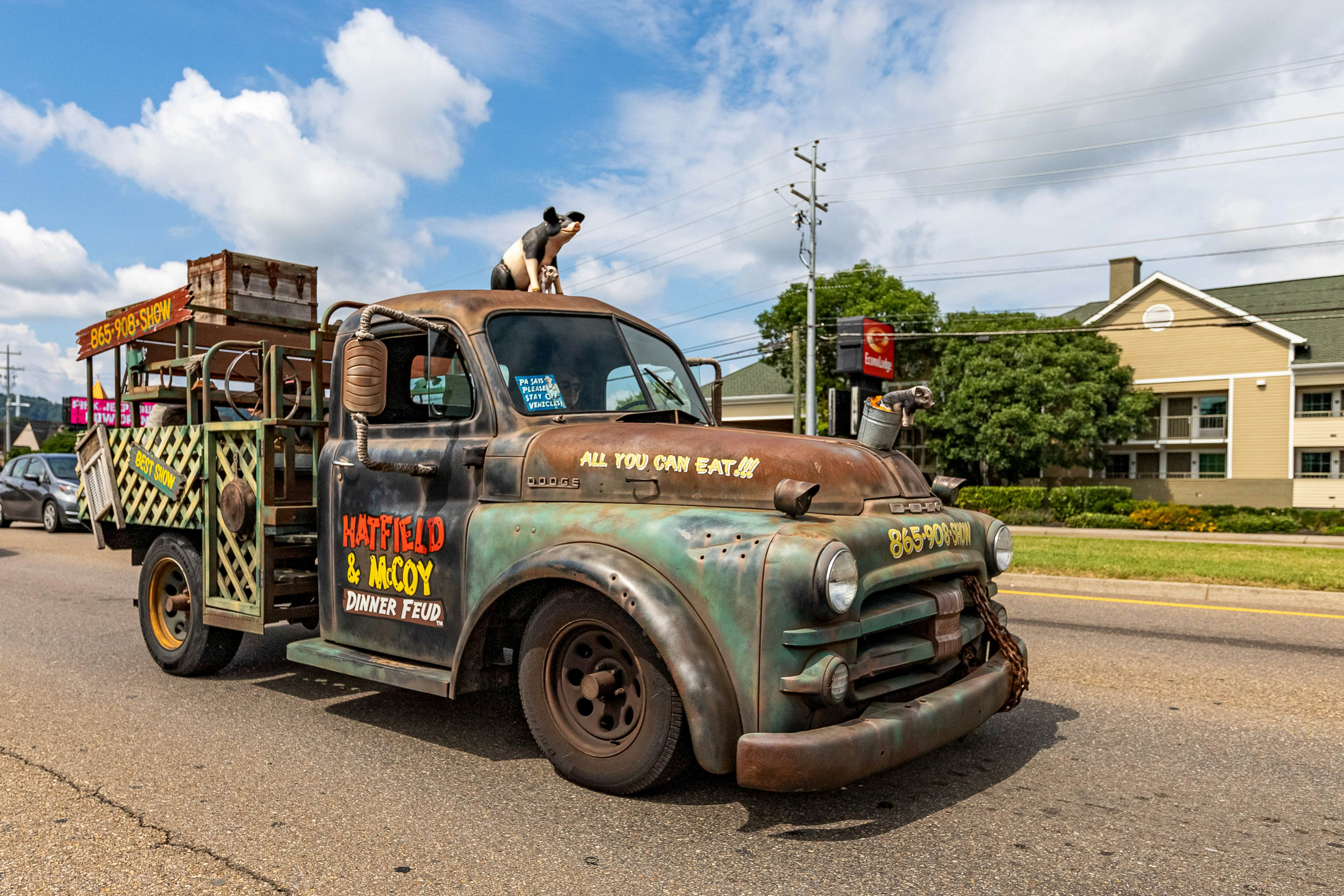 Cabin w/Pool Table, Foosball, Hot Tub & Mountain Views + Free Attraction Tickets