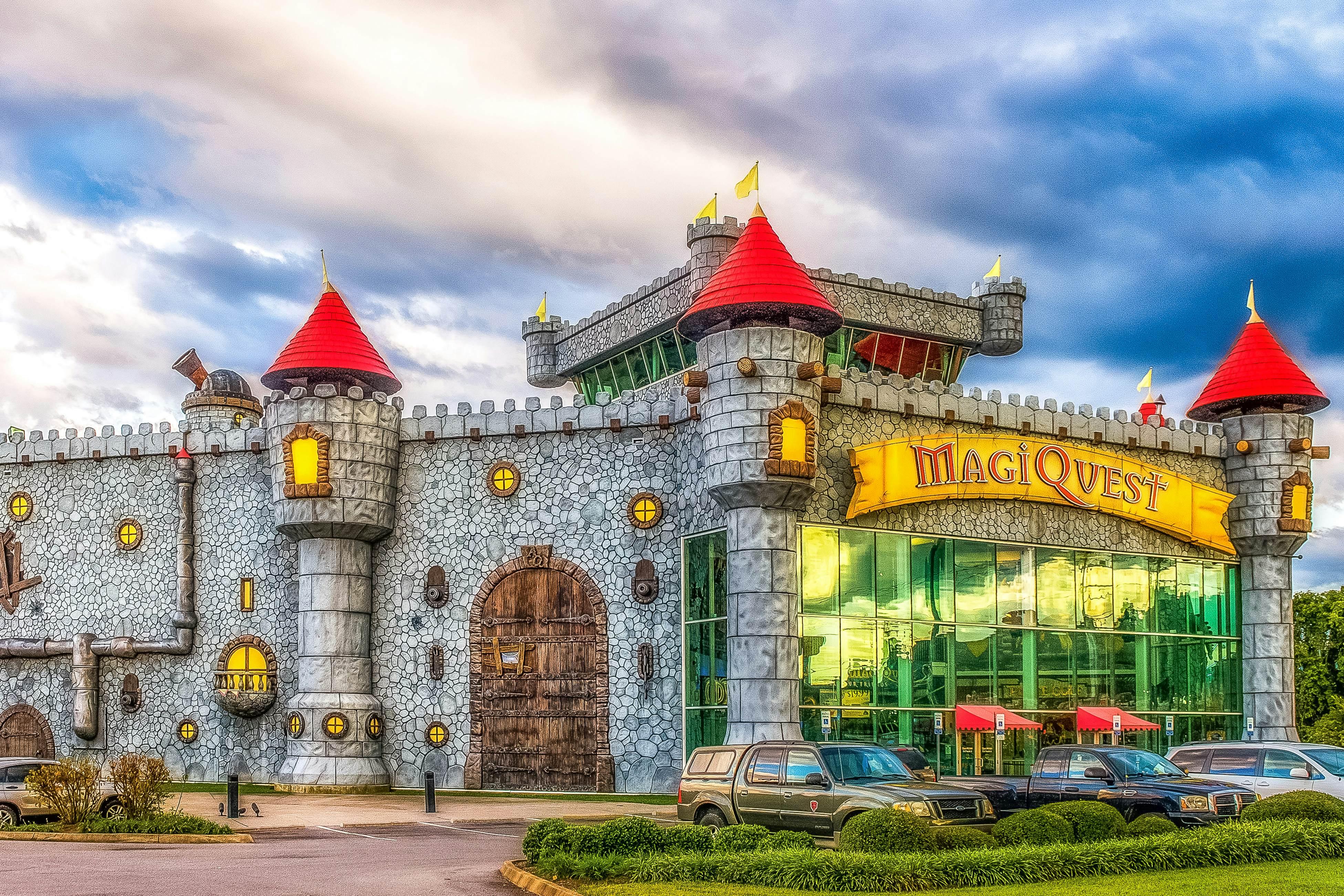 Cabin w/Pool Table, Foosball, Hot Tub & Mountain Views + Free Attraction Tickets