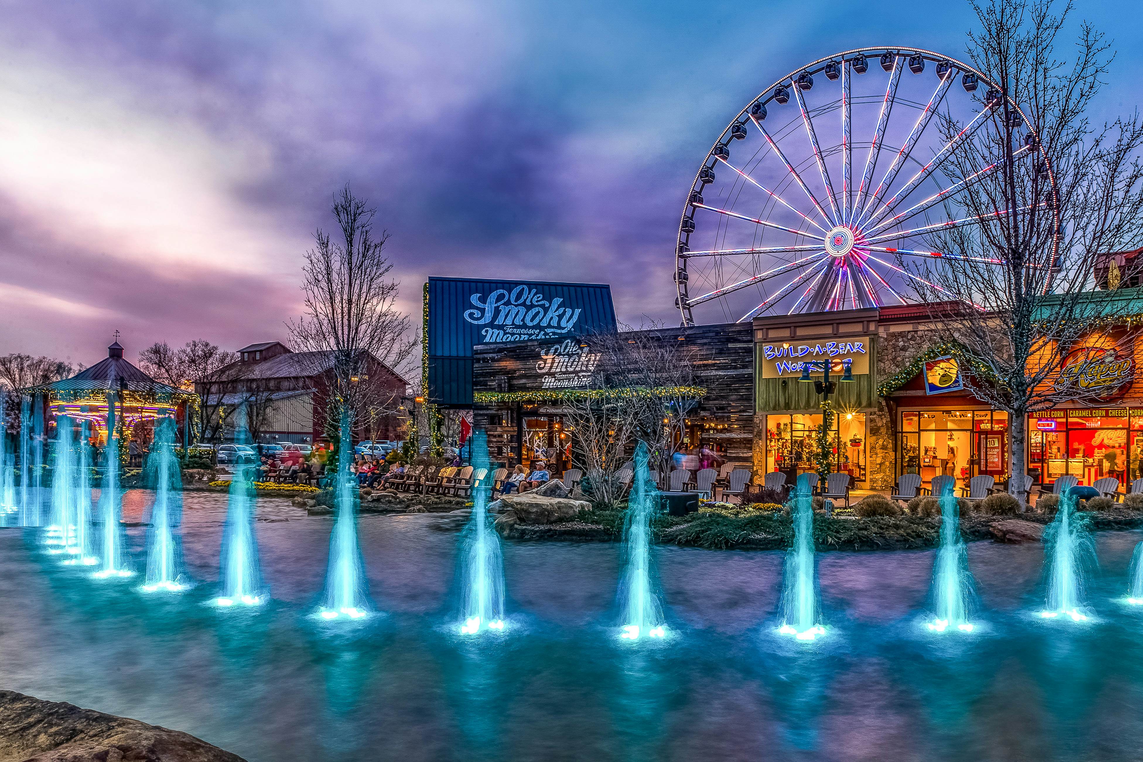 Cabin w/Pool Table, Foosball, Hot Tub & Mountain Views + Free Attraction Tickets