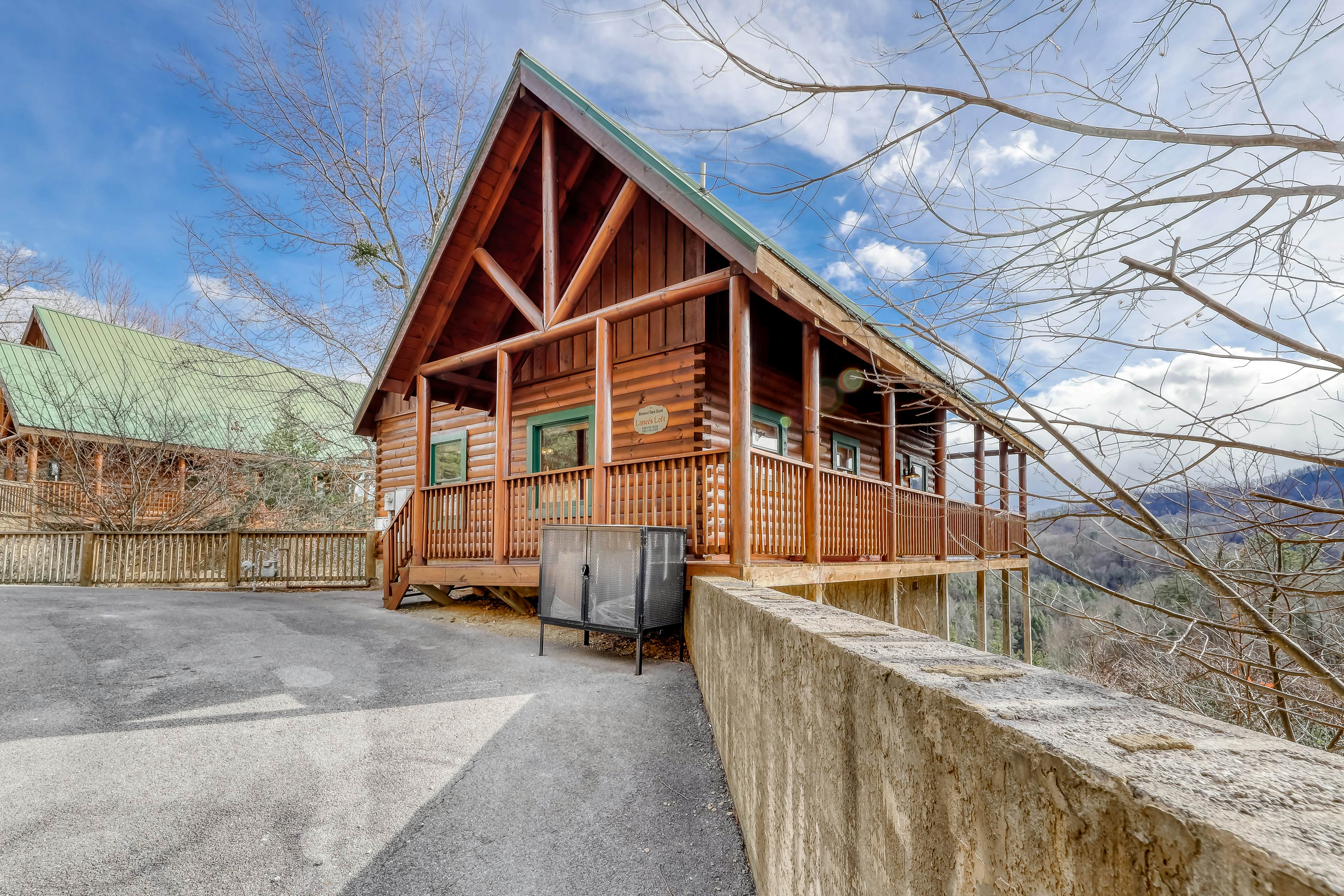 Welcoming cabin w/Free Attraction Tickets, hot tub, shared pool, & amazing views