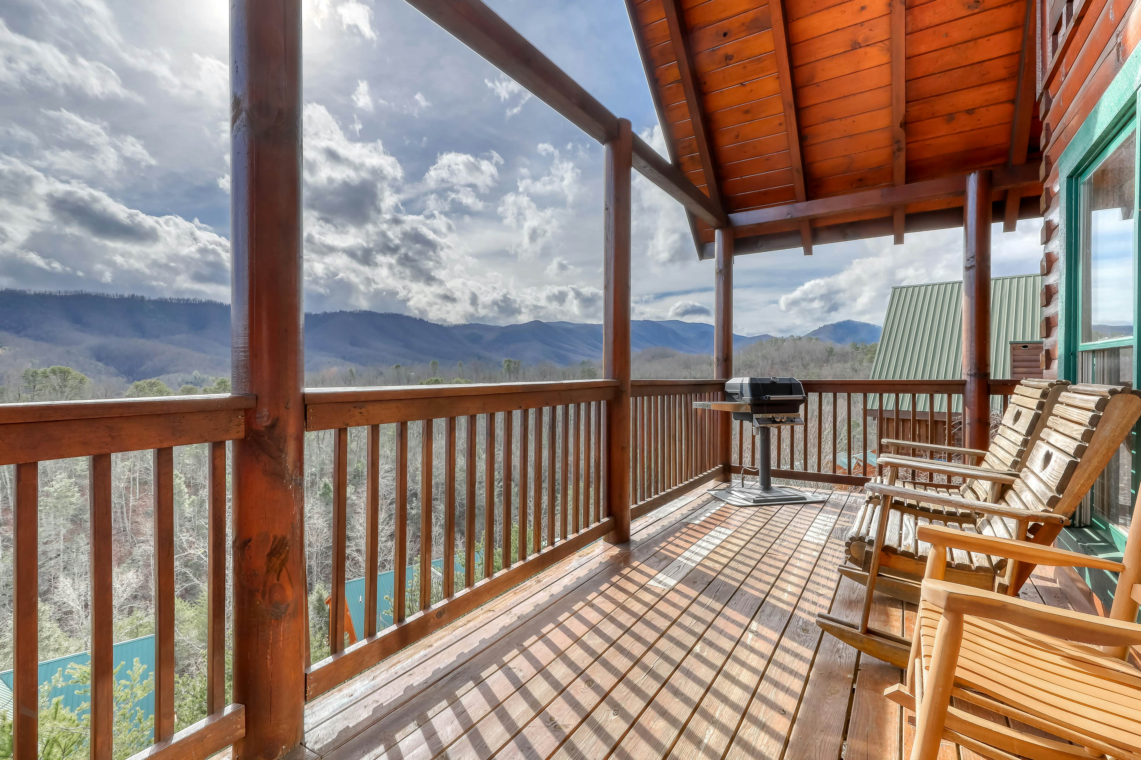 Welcoming cabin w/Free Attraction Tickets, hot tub, shared pool, & amazing views