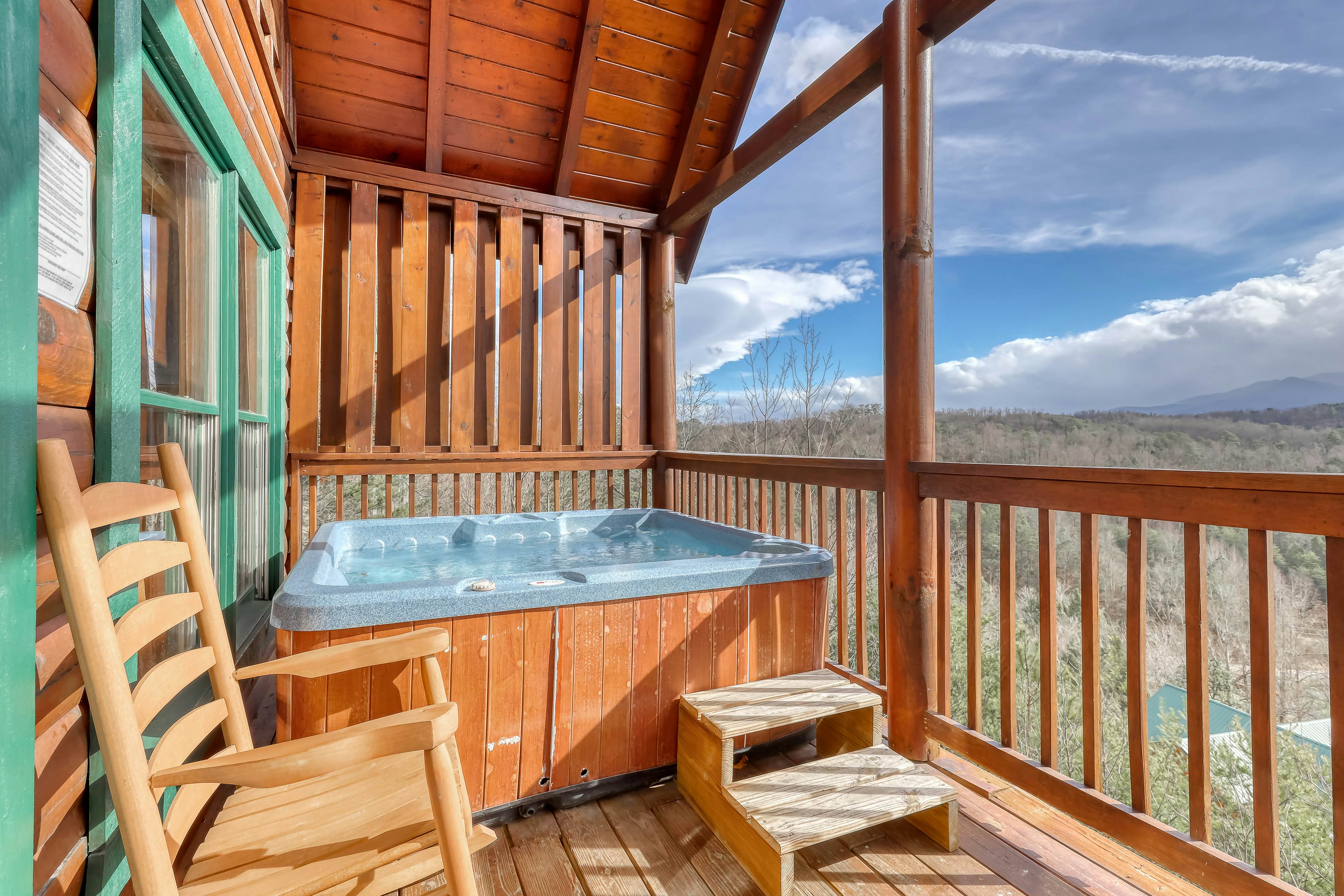 Welcoming cabin w/Free Attraction Tickets, hot tub, shared pool, & amazing views
