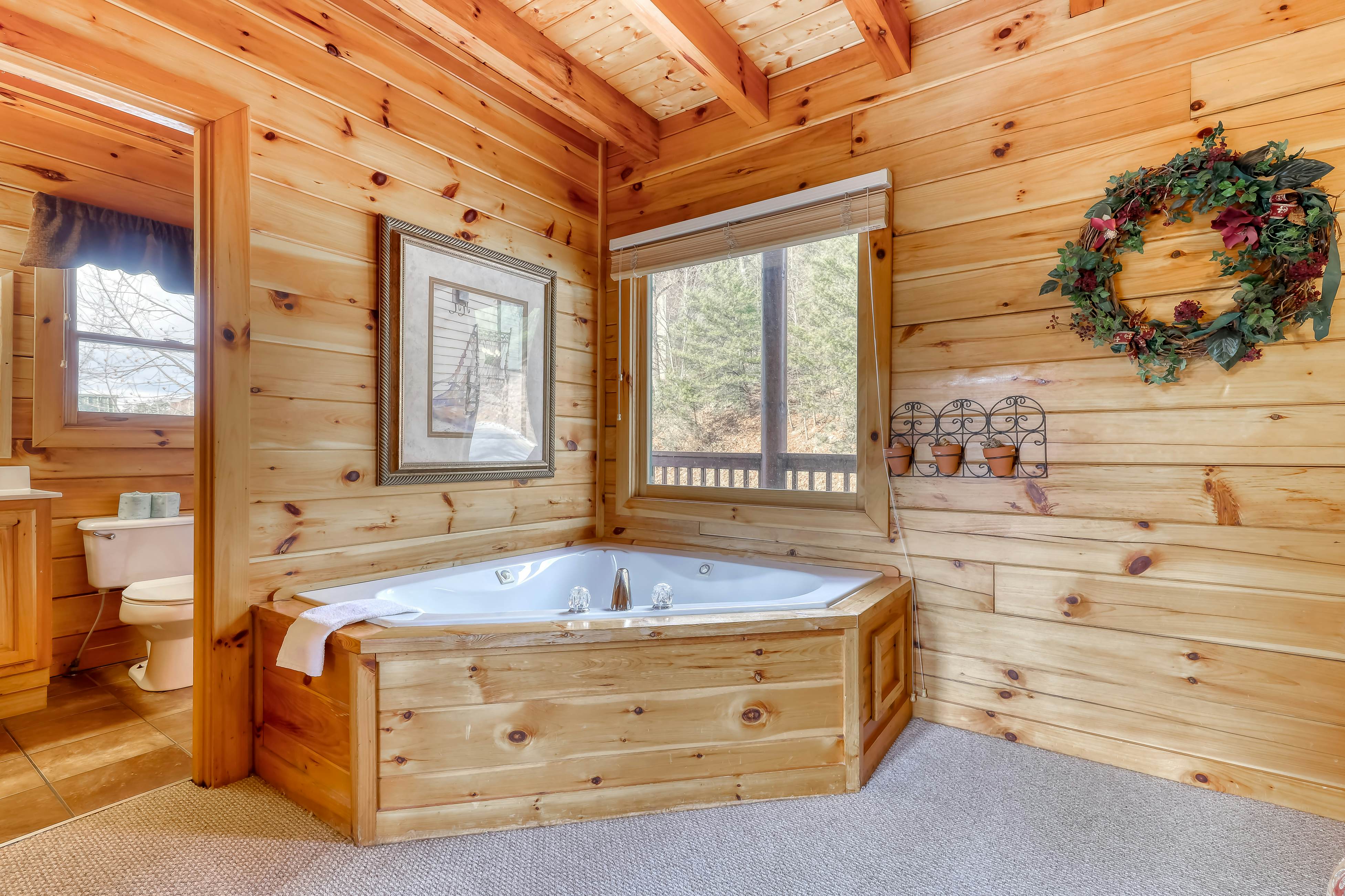 Welcoming cabin w/Free Attraction Tickets, hot tub, shared pool, & amazing views