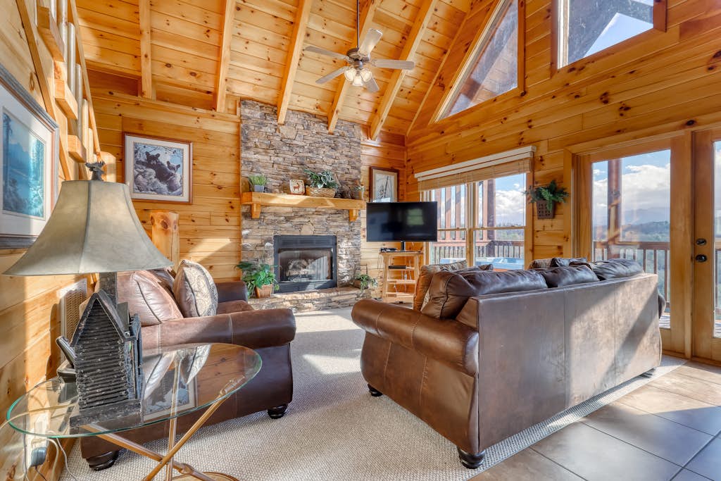 Welcoming Cabin, Sleep 4, Hot Tub, Pool, Amazing View