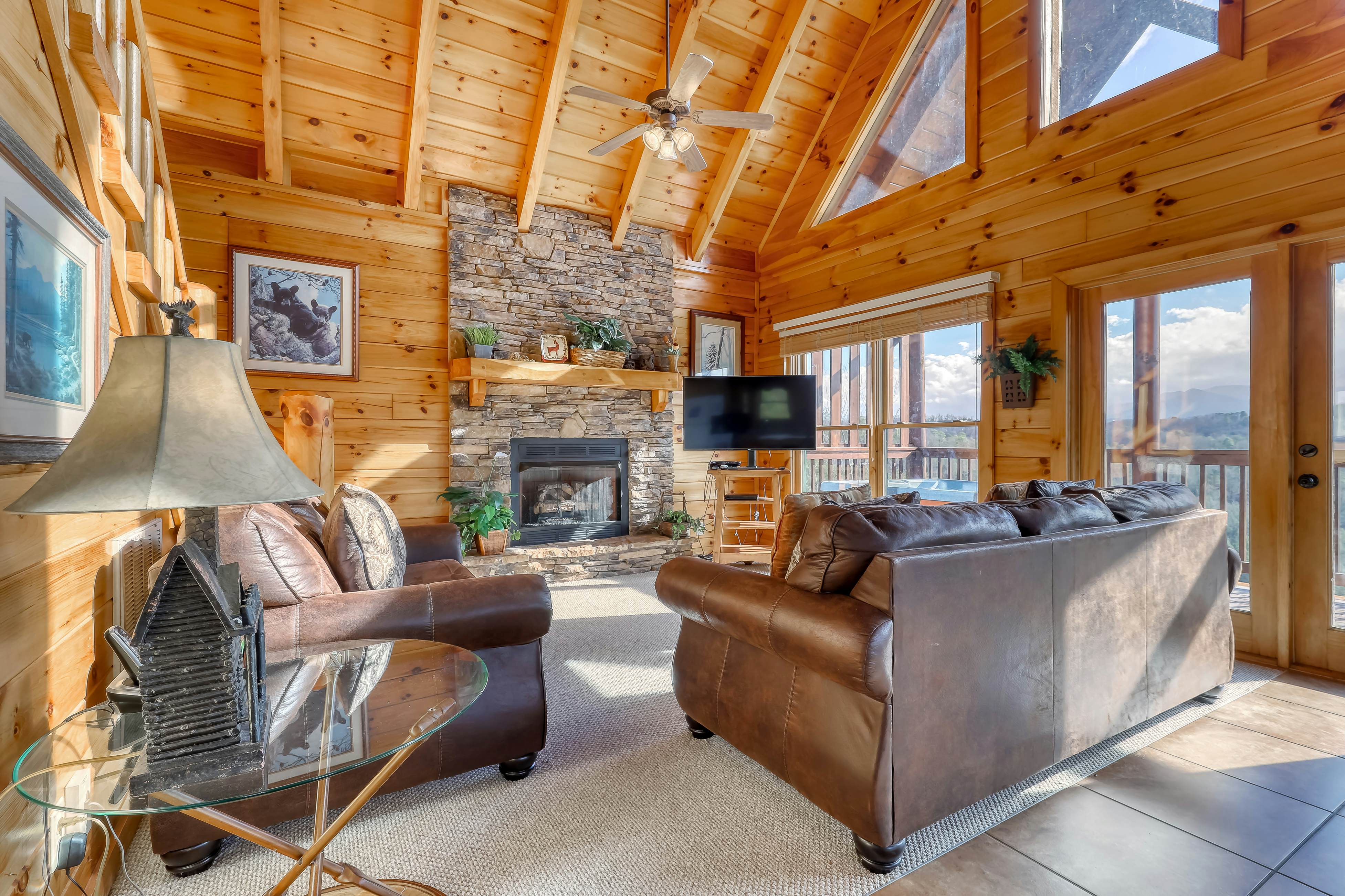 Welcoming cabin w/Free Attraction Tickets, hot tub, shared pool, & amazing views
