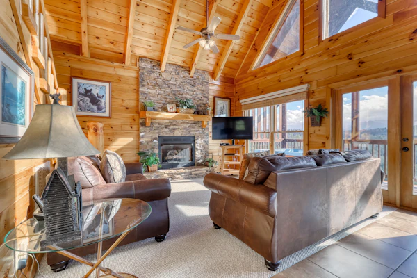 Welcoming Cabin, Sleep 4, Hot Tub, Pool, Amazing View