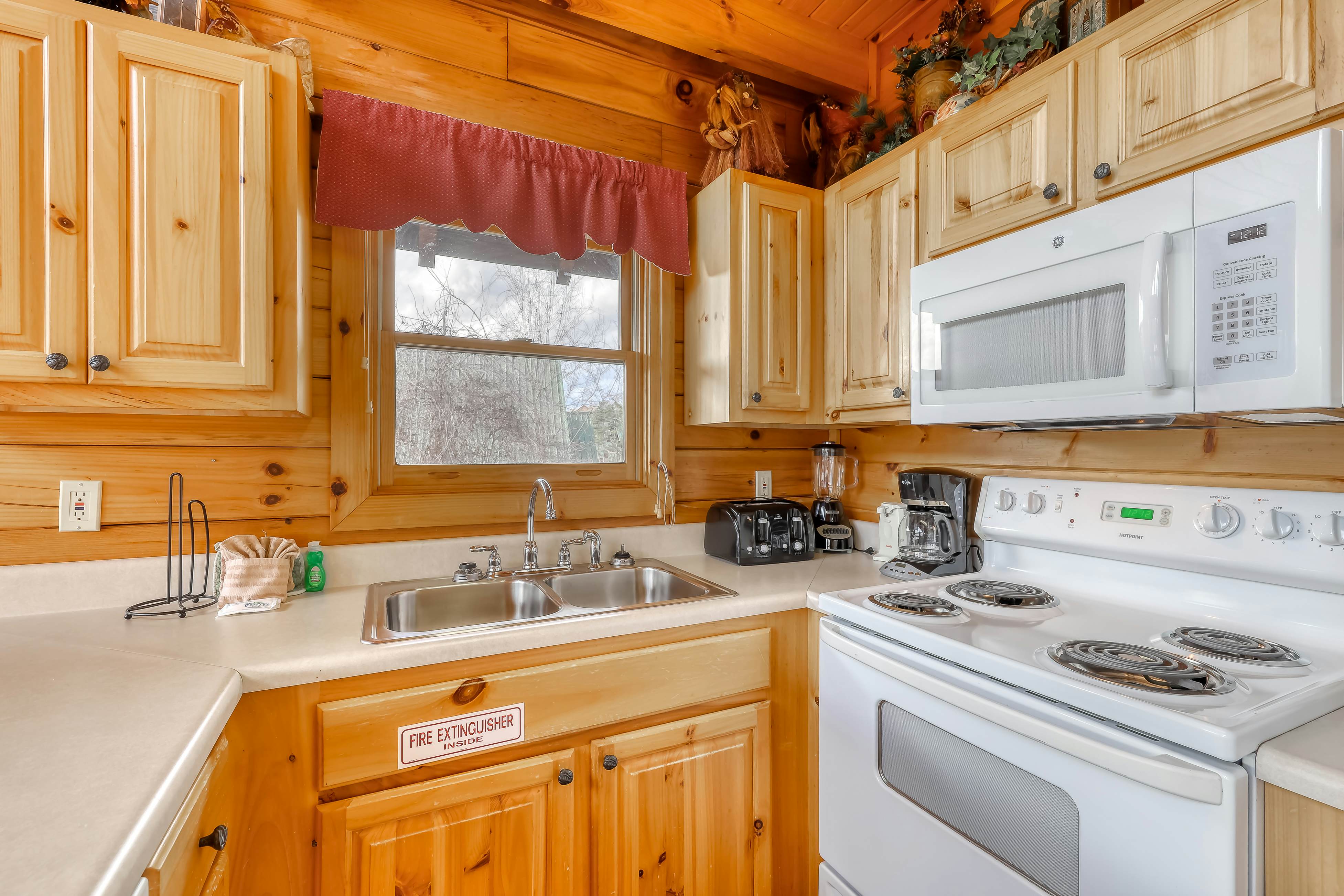 Welcoming cabin w/Free Attraction Tickets, hot tub, shared pool, & amazing views