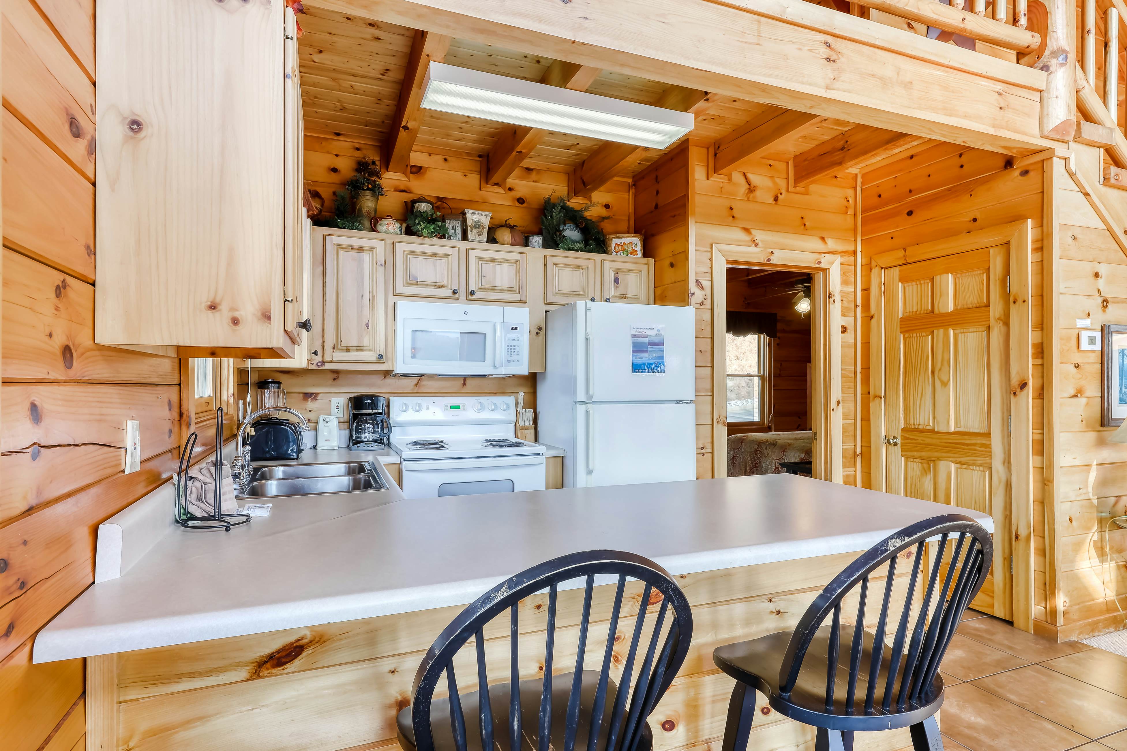 Welcoming cabin w/Free Attraction Tickets, hot tub, shared pool, & amazing views