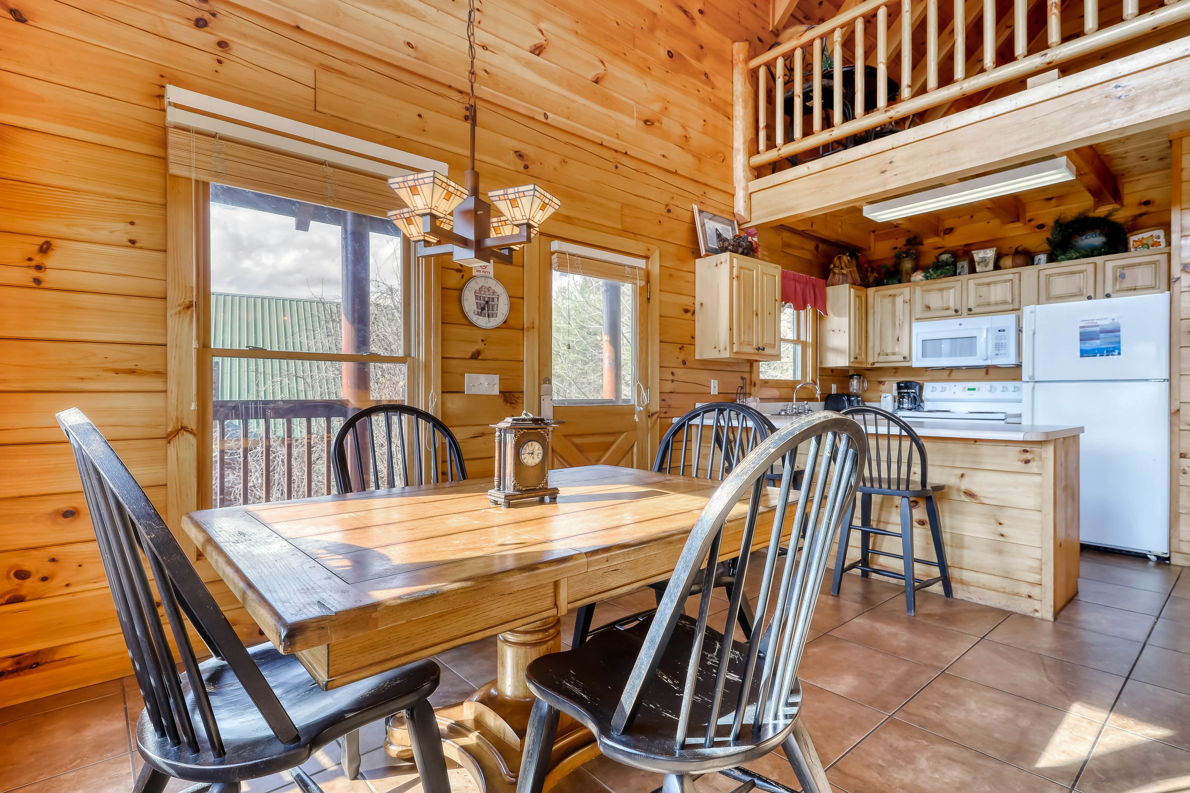 Welcoming cabin w/Free Attraction Tickets, hot tub, shared pool, & amazing views