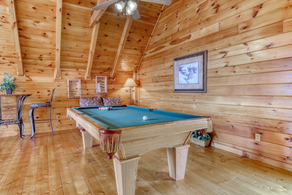 Our 1 bedroom, 1 bathroom cabin brings Smoky Mountain charm with a private hot tub, fireplace, and game room fun.

・Private hot tub on the deck with mountain views
・Pool table plus a separate game room for indoor fun
・Wood-burning fireplace and TV in the main living area
・4.9 miles to Dollywood and 4.3 miles to The Island in Pigeon Forge
・7.8 miles to Downtown Gatlinburg

Relax, play, and settle into a memorable mountain stay.