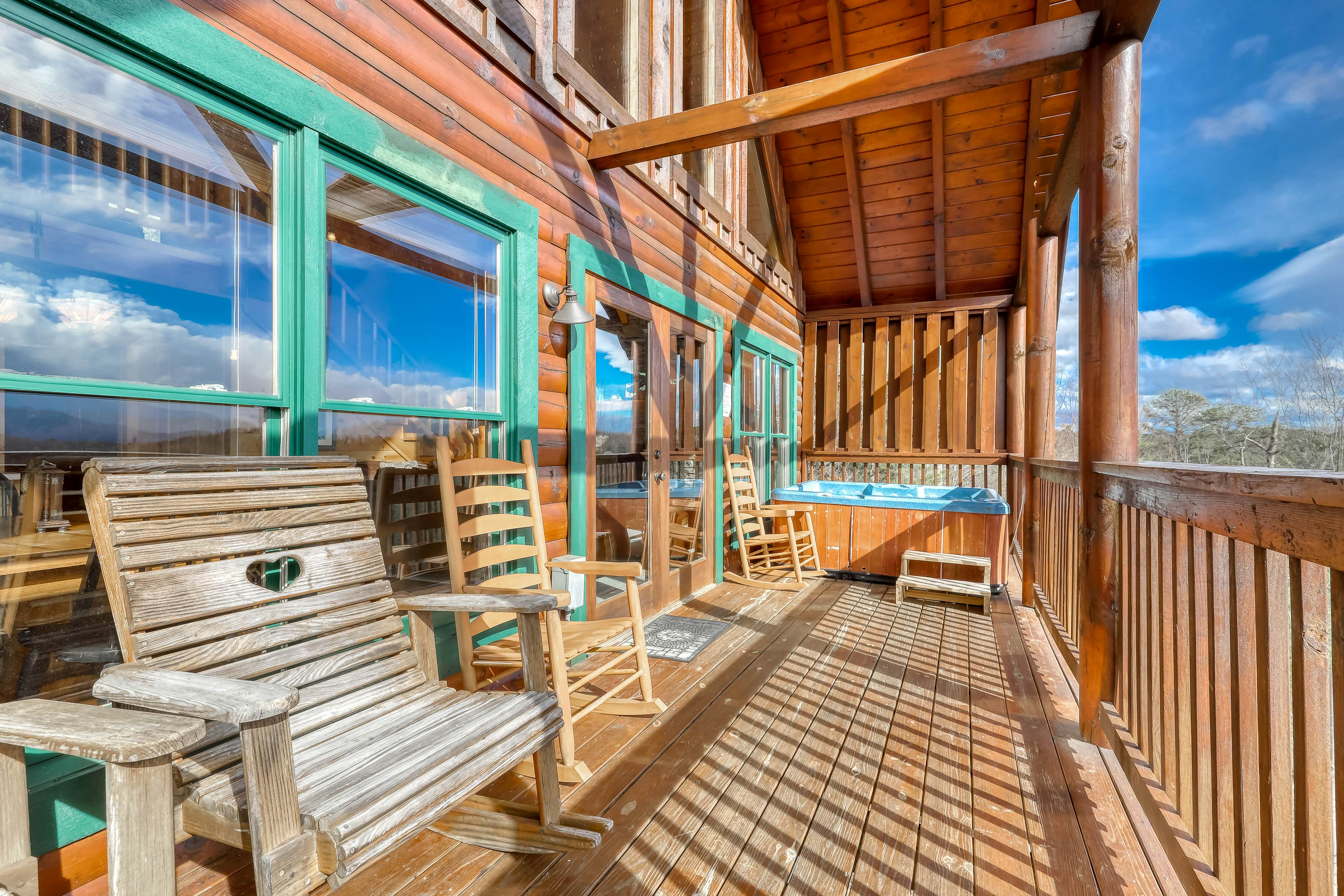 Welcoming cabin w/Free Attraction Tickets, hot tub, shared pool, & amazing views