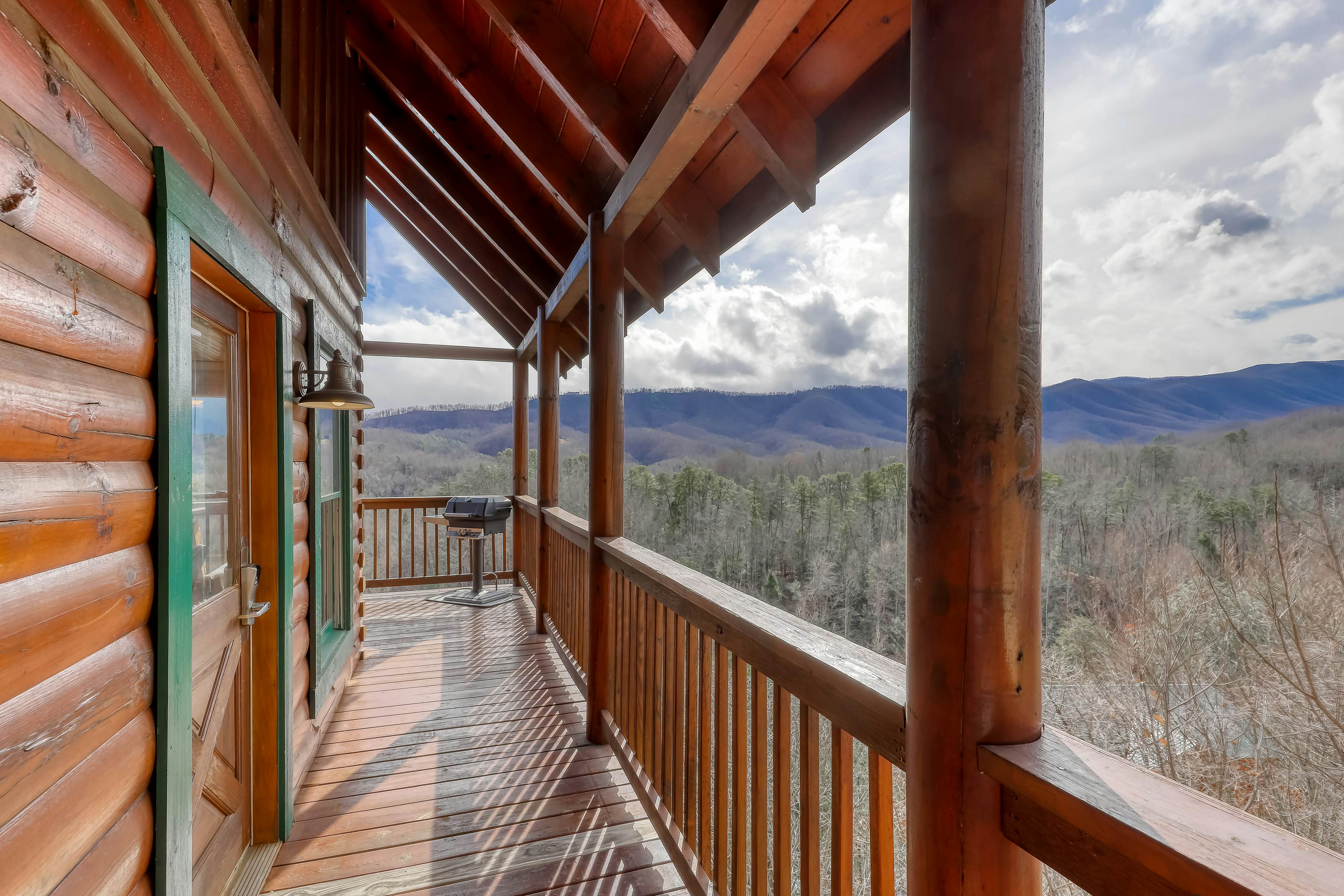 Welcoming cabin w/Free Attraction Tickets, hot tub, shared pool, & amazing views