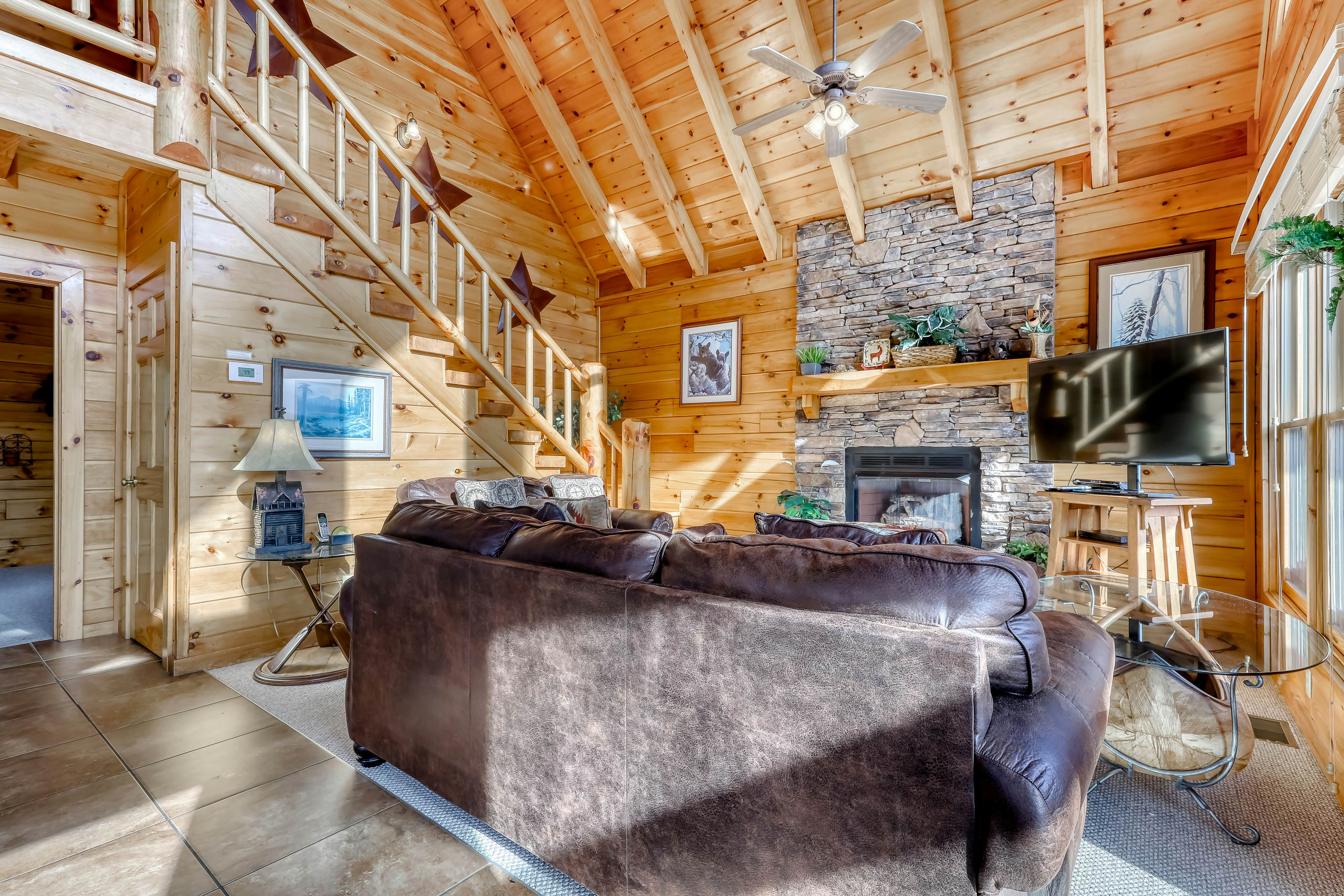 Welcoming cabin w/Free Attraction Tickets, hot tub, shared pool, & amazing views