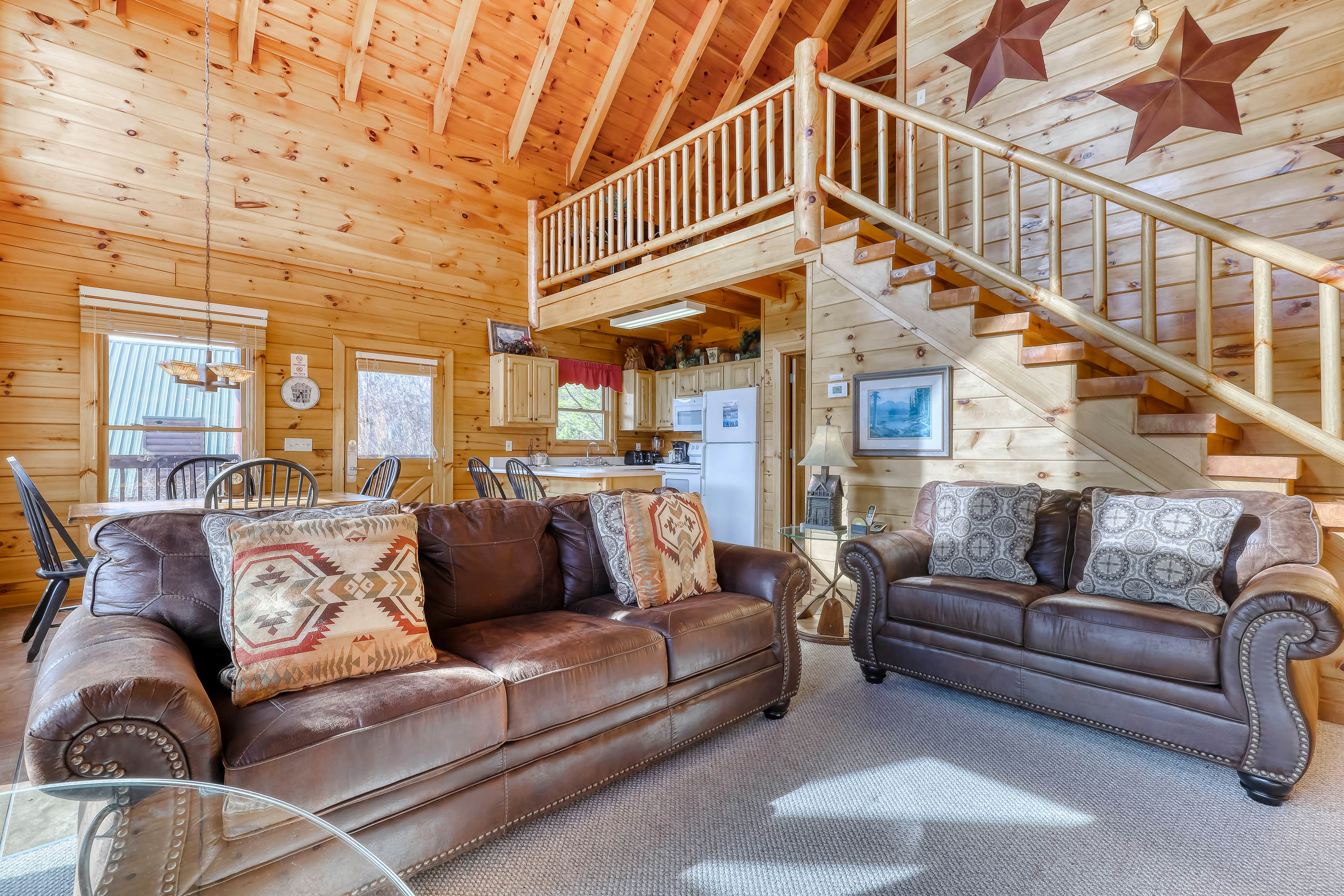 Welcoming cabin w/Free Attraction Tickets, hot tub, shared pool, & amazing views