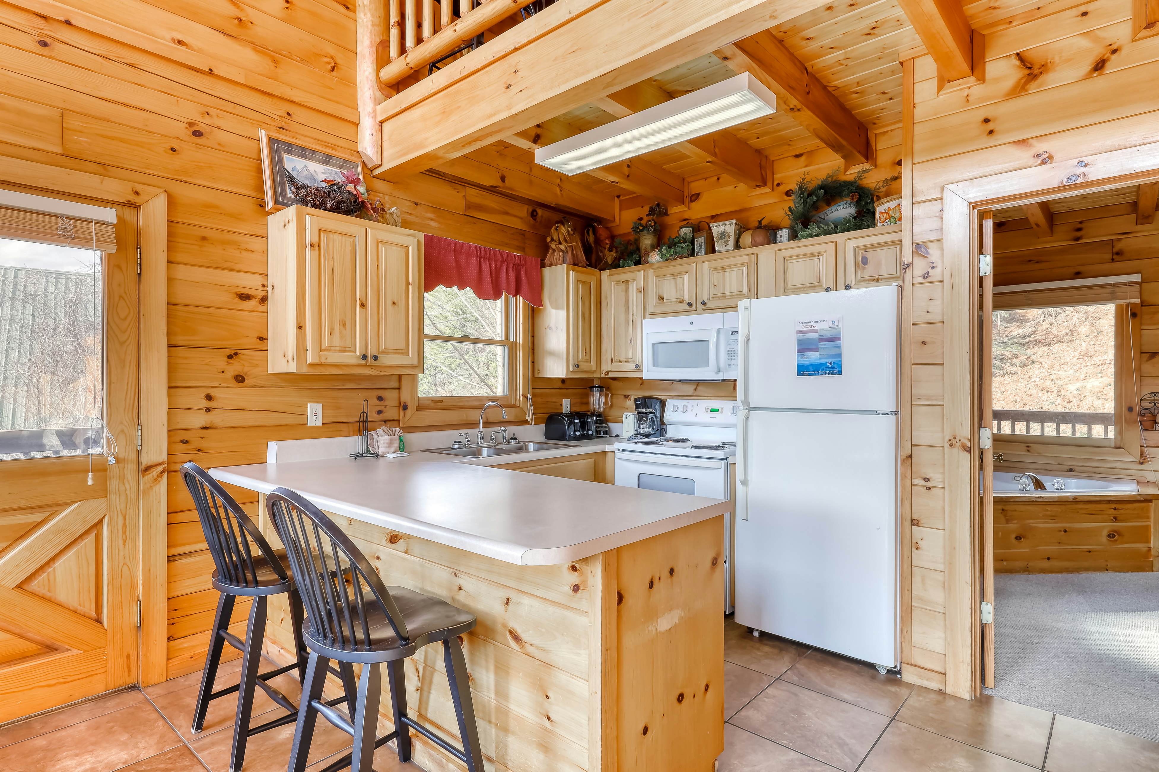 Welcoming cabin w/Free Attraction Tickets, hot tub, shared pool, & amazing views