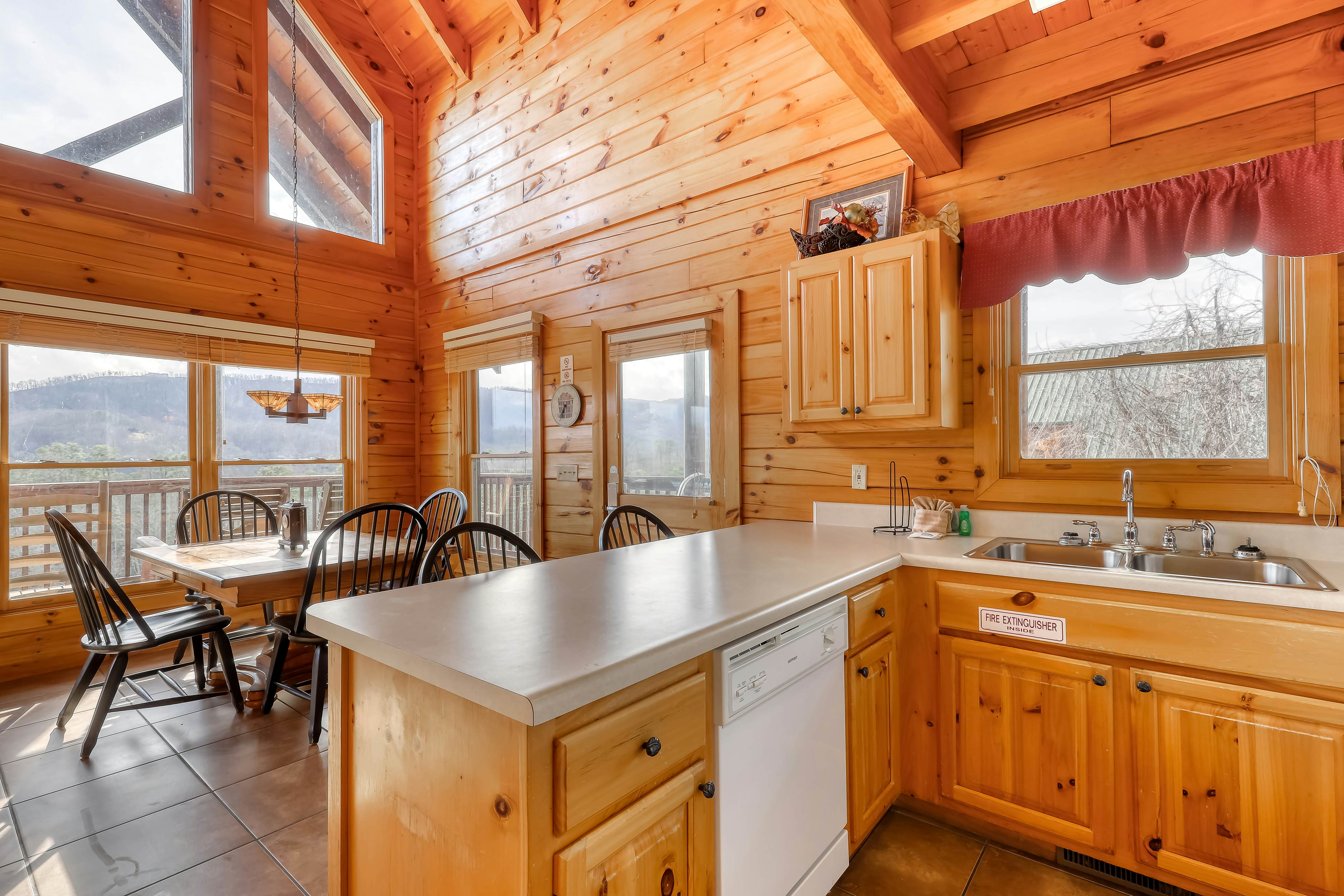 Welcoming cabin w/Free Attraction Tickets, hot tub, shared pool, & amazing views