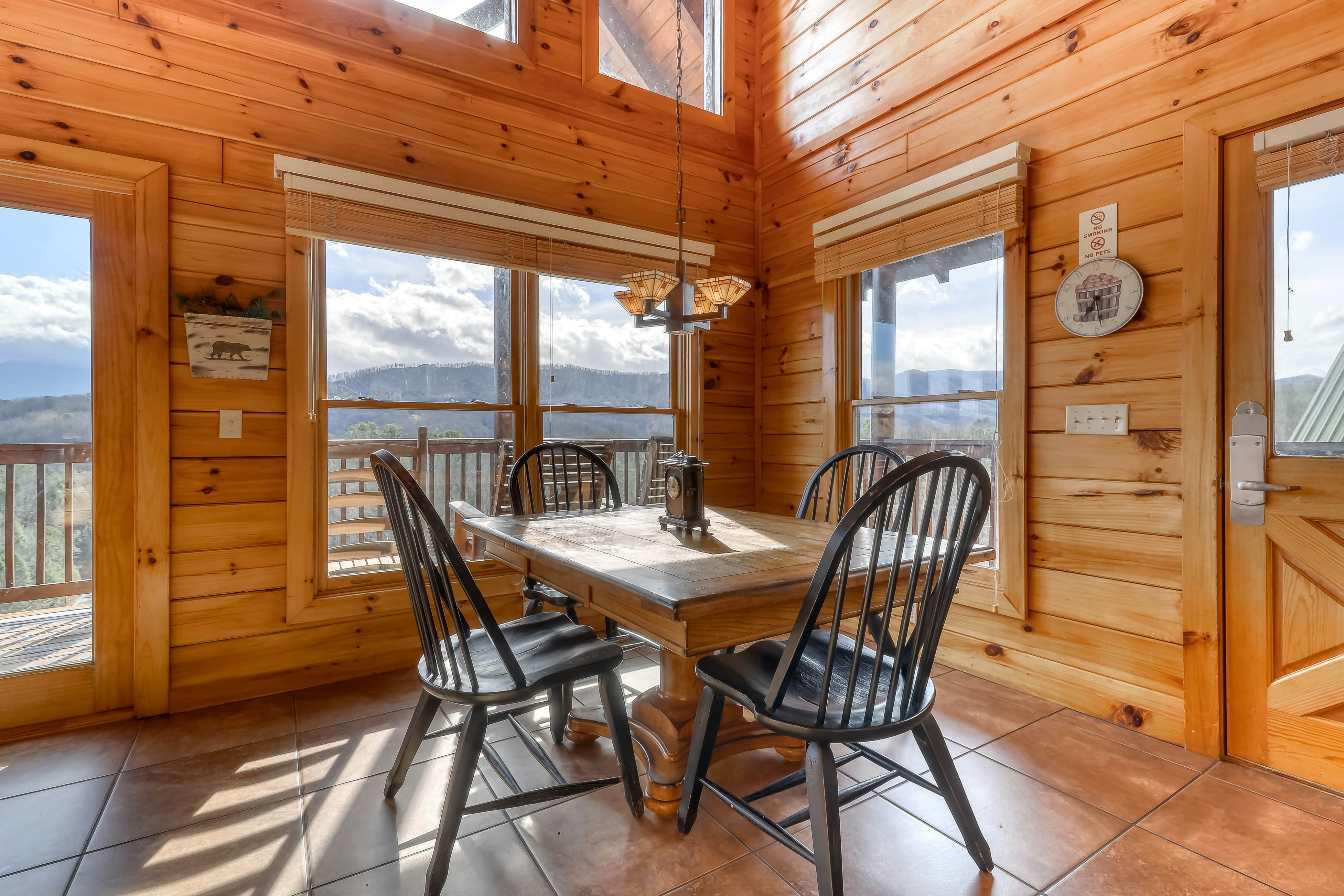 Welcoming cabin w/Free Attraction Tickets, hot tub, shared pool, & amazing views