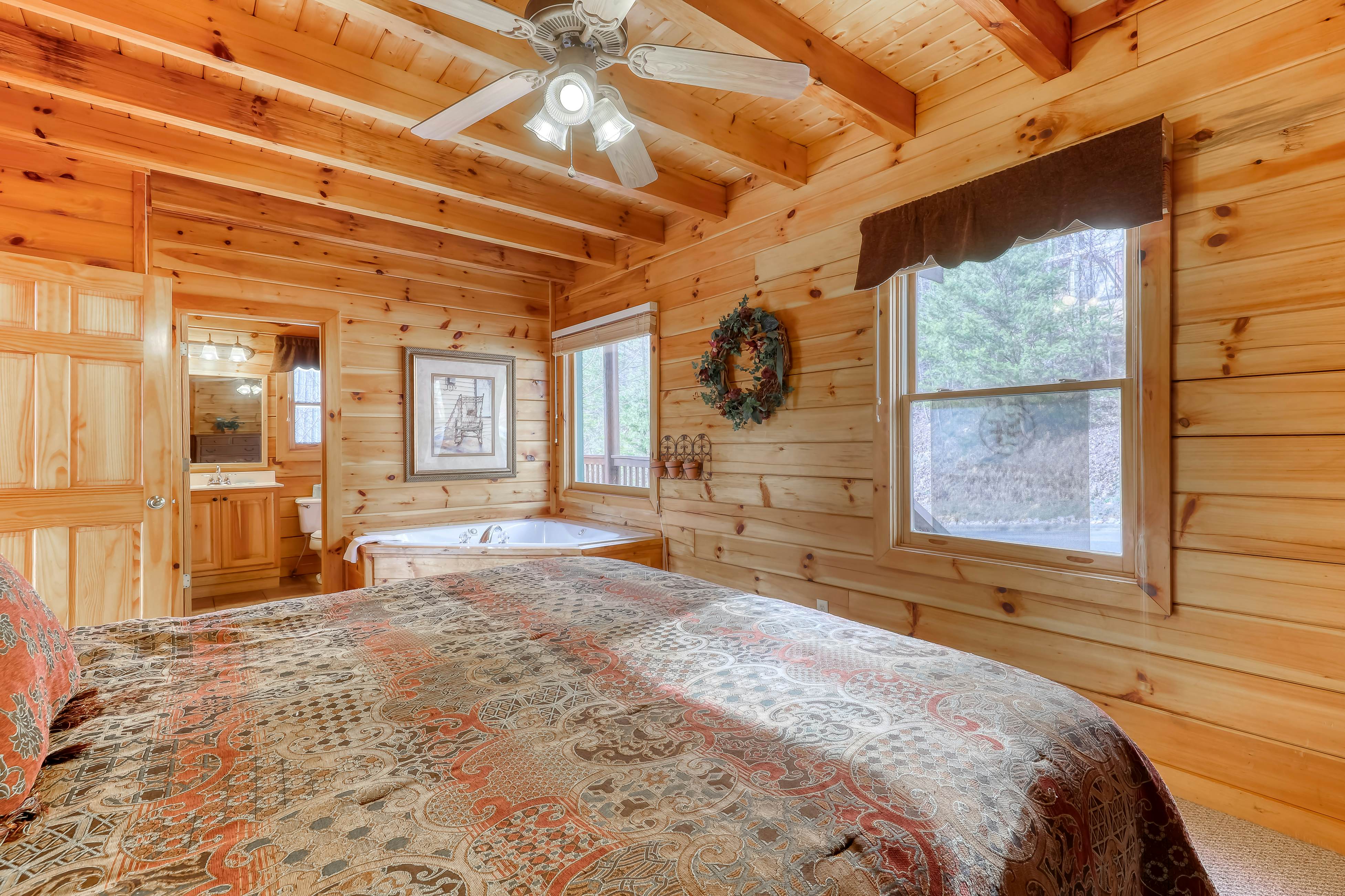 Welcoming cabin w/Free Attraction Tickets, hot tub, shared pool, & amazing views