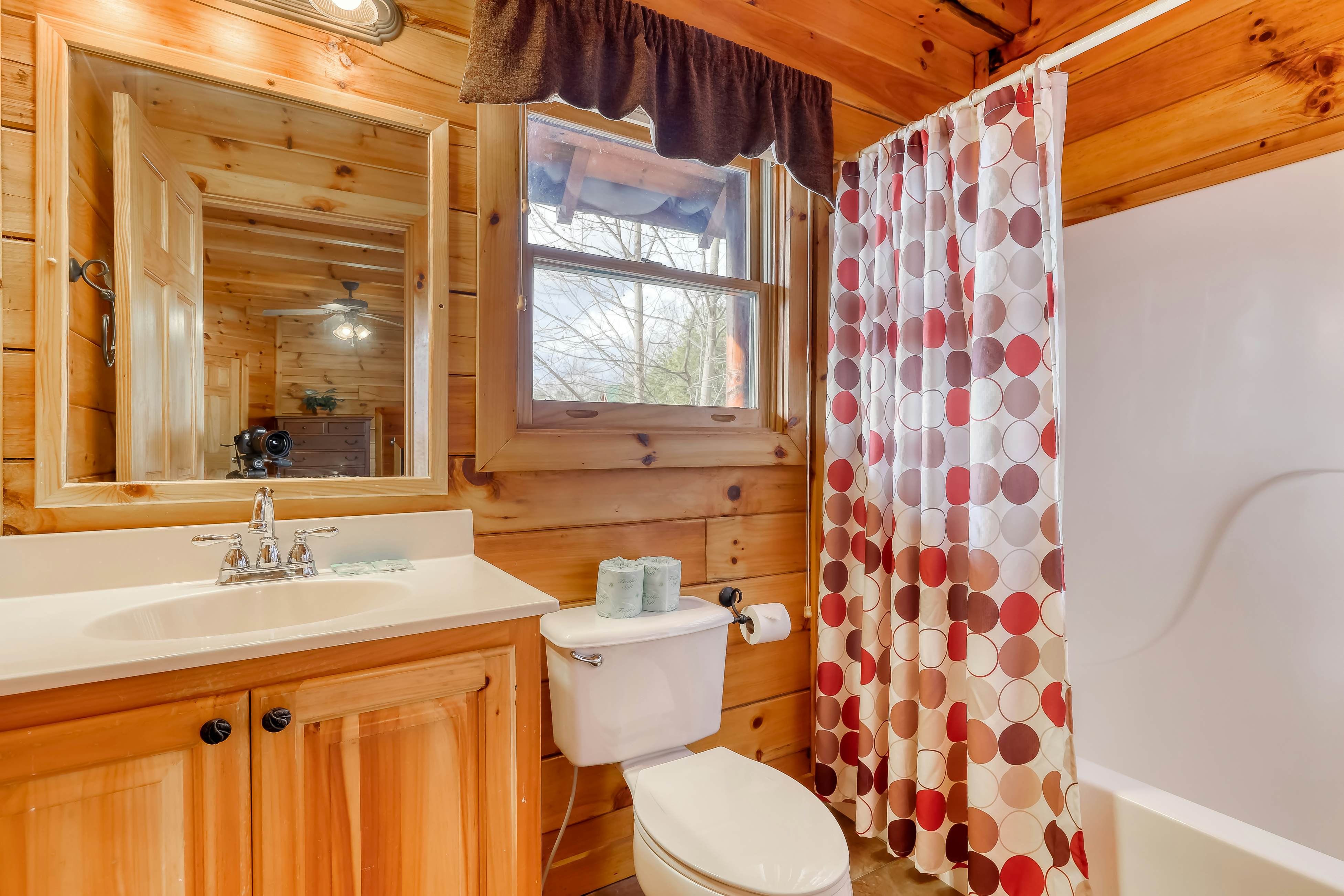 Welcoming cabin w/Free Attraction Tickets, hot tub, shared pool, & amazing views