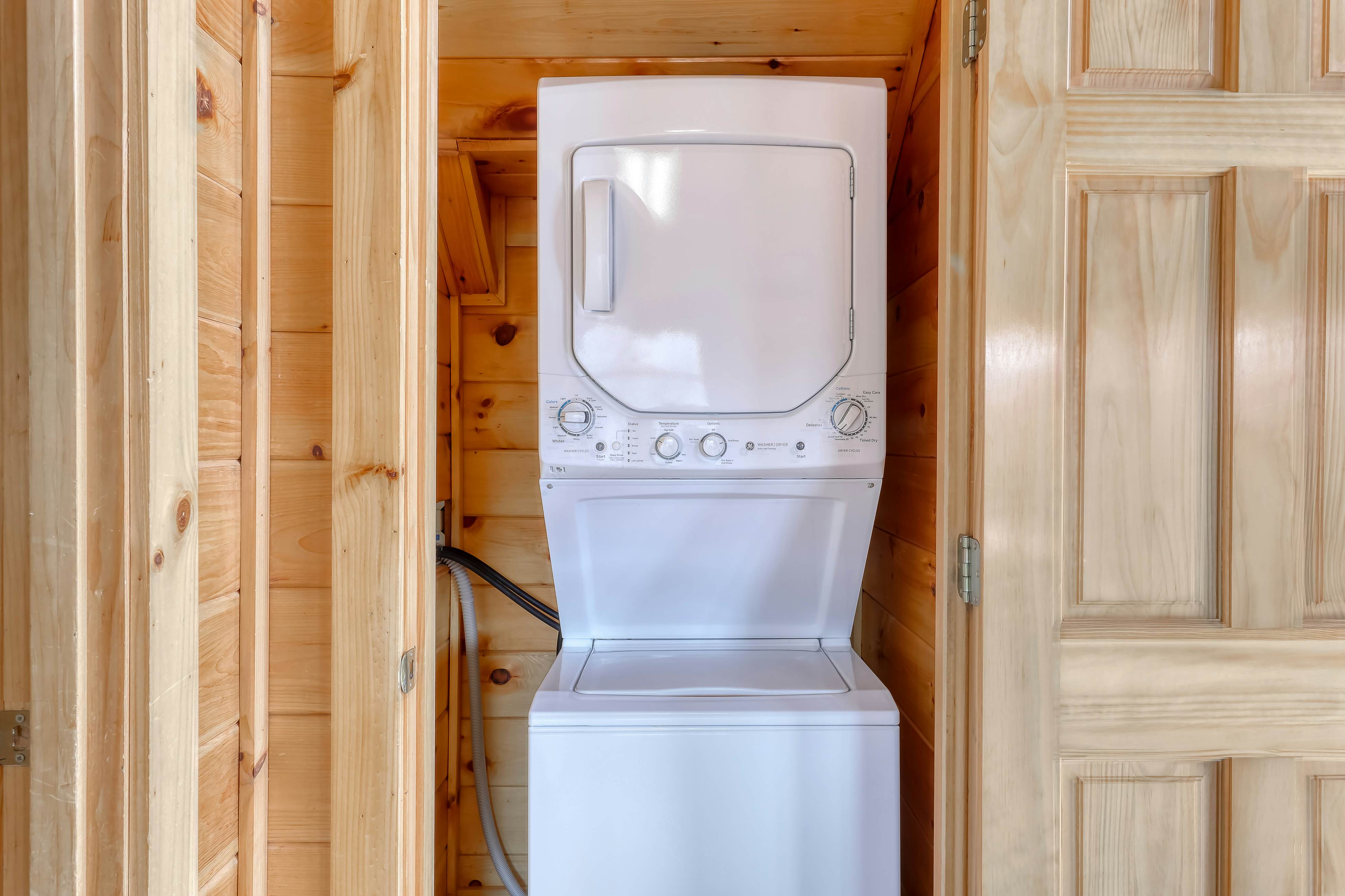 Welcoming cabin w/Free Attraction Tickets, hot tub, shared pool, & amazing views