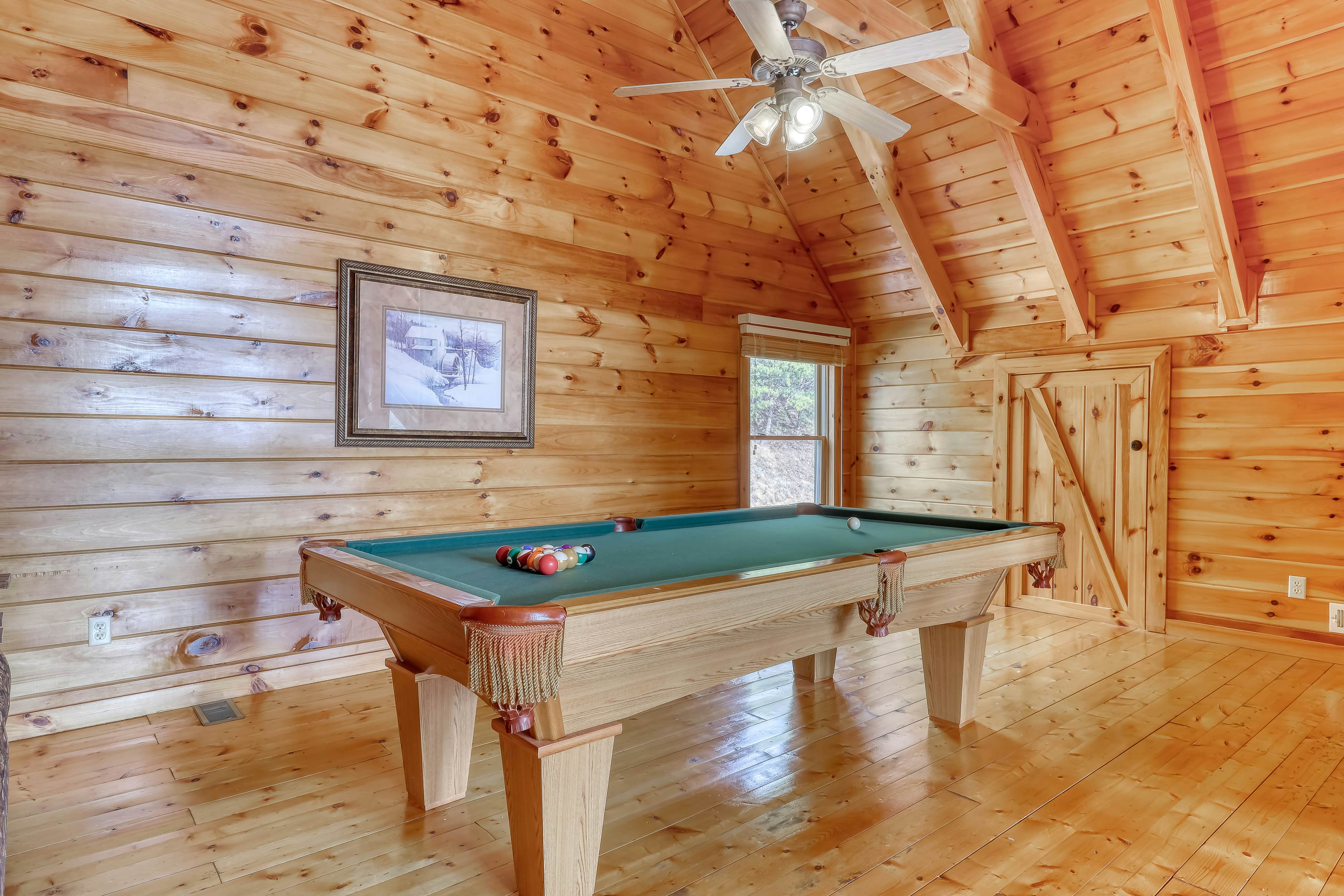 Welcoming cabin w/Free Attraction Tickets, hot tub, shared pool, & amazing views