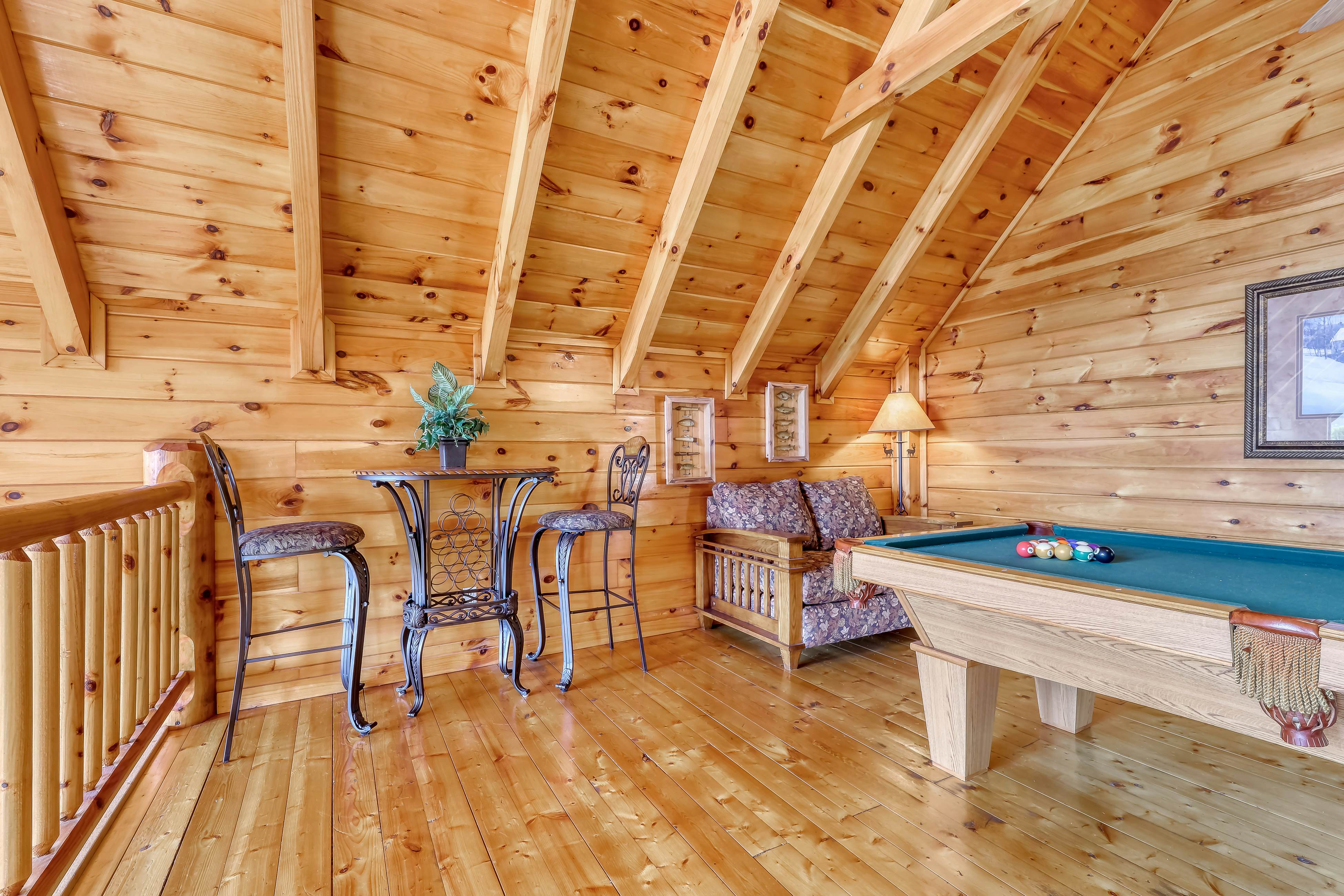 Welcoming cabin w/Free Attraction Tickets, hot tub, shared pool, & amazing views
