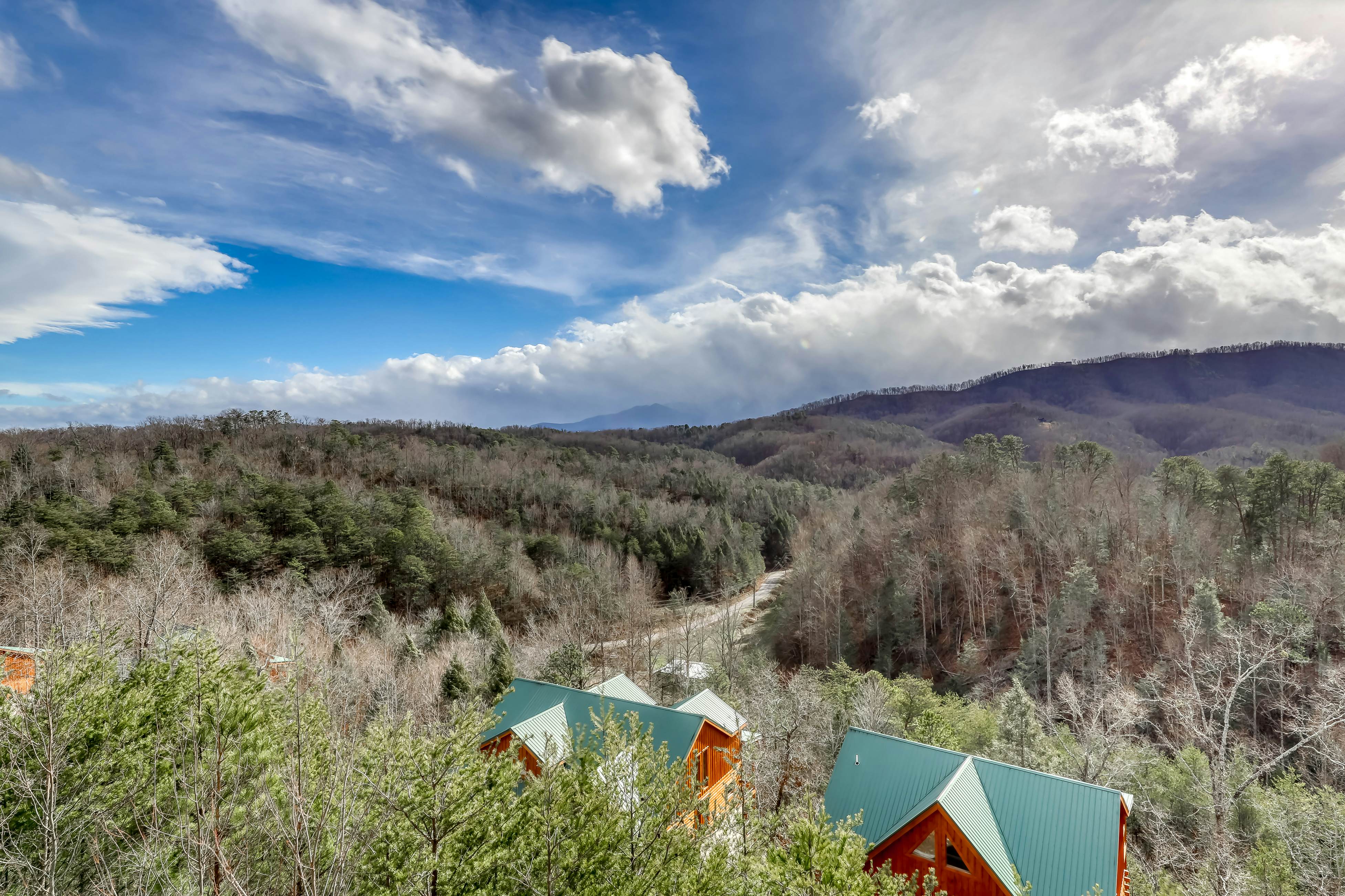 Welcoming cabin w/Free Attraction Tickets, hot tub, shared pool, & amazing views