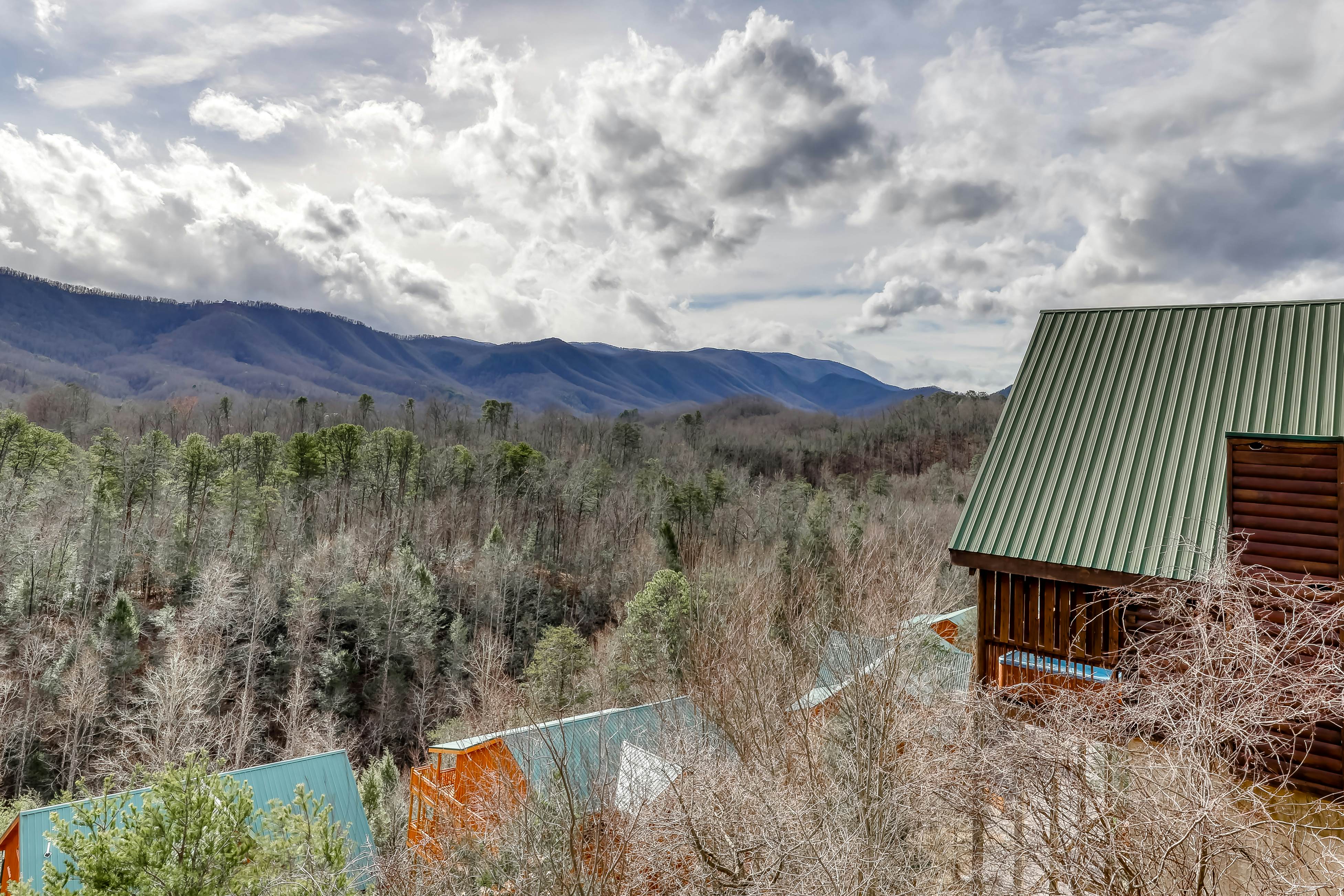 Welcoming cabin w/Free Attraction Tickets, hot tub, shared pool, & amazing views