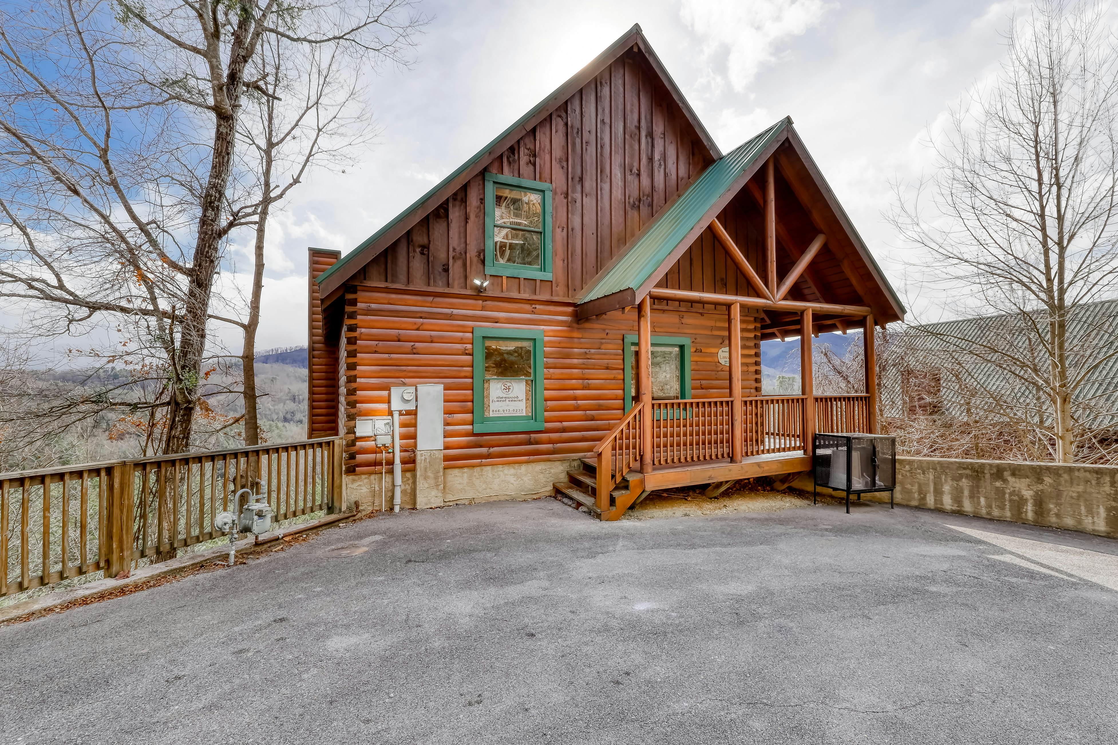 Welcoming cabin w/Free Attraction Tickets, hot tub, shared pool, & amazing views