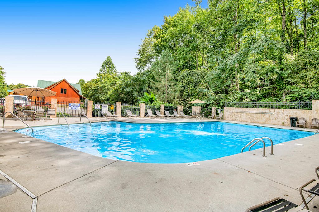 Our 1 bedroom, 1 bathroom cabin brings Smoky Mountain charm with a private hot tub, fireplace, and game room fun.

・Private hot tub on the deck with mountain views
・Pool table plus a separate game room for indoor fun
・Wood-burning fireplace and TV in the main living area
・4.9 miles to Dollywood and 4.3 miles to The Island in Pigeon Forge
・7.8 miles to Downtown Gatlinburg

Relax, play, and settle into a memorable mountain stay.