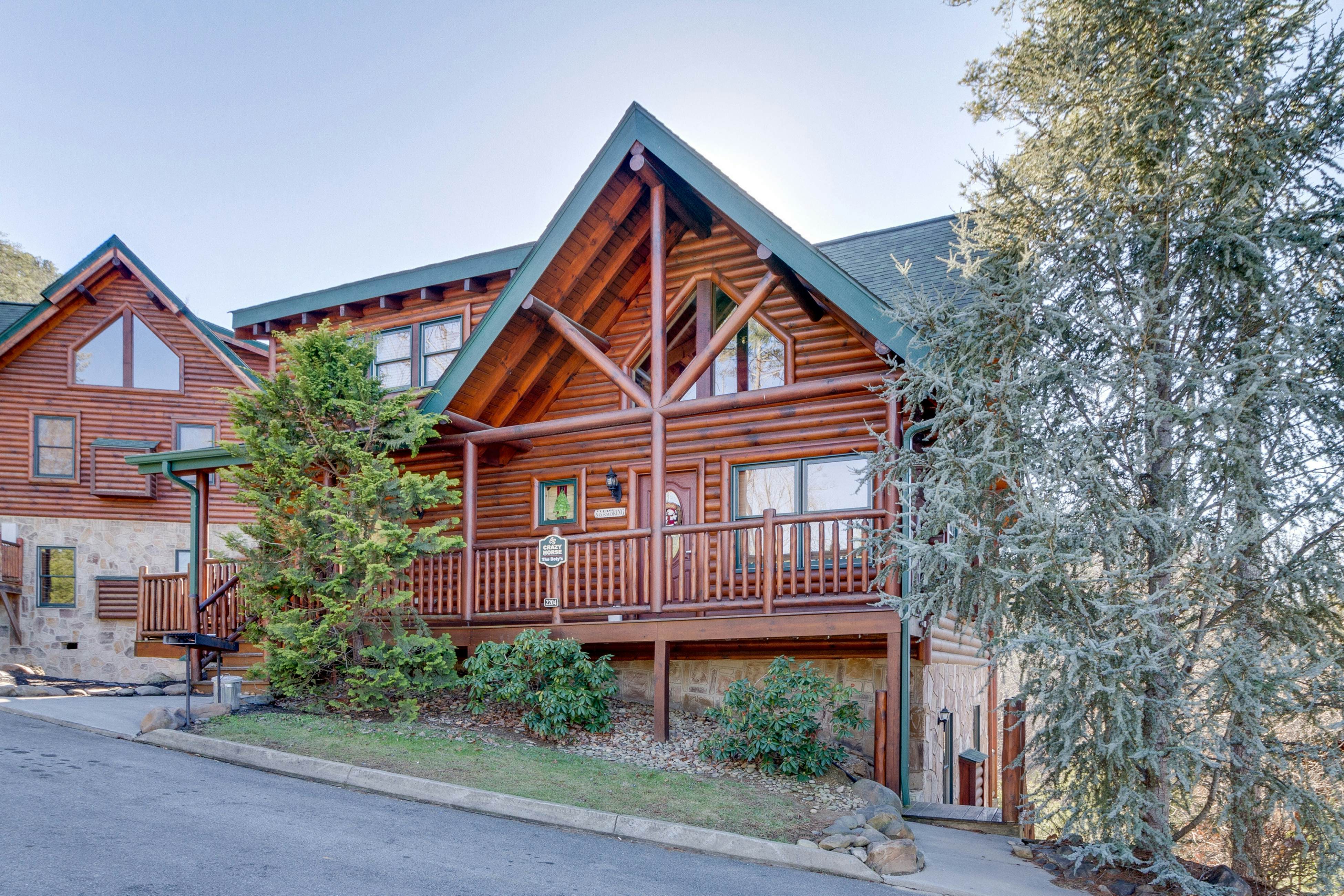 Beautifully-decorated cabin w/ Free Attraction Tickets & hot tub