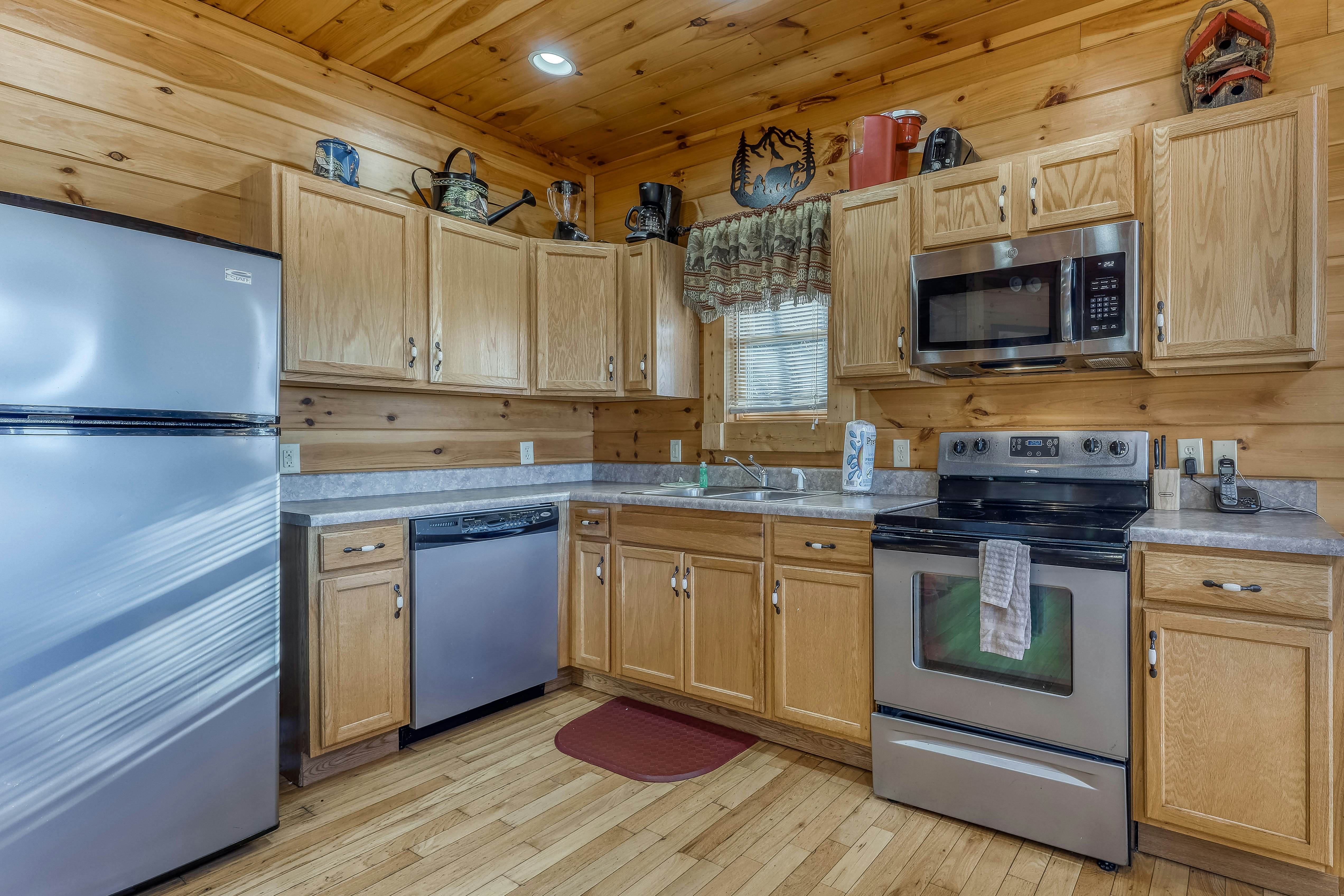 Cabin w/ Free Attraction Tickets, hot tub, theater, game room, & mountain views