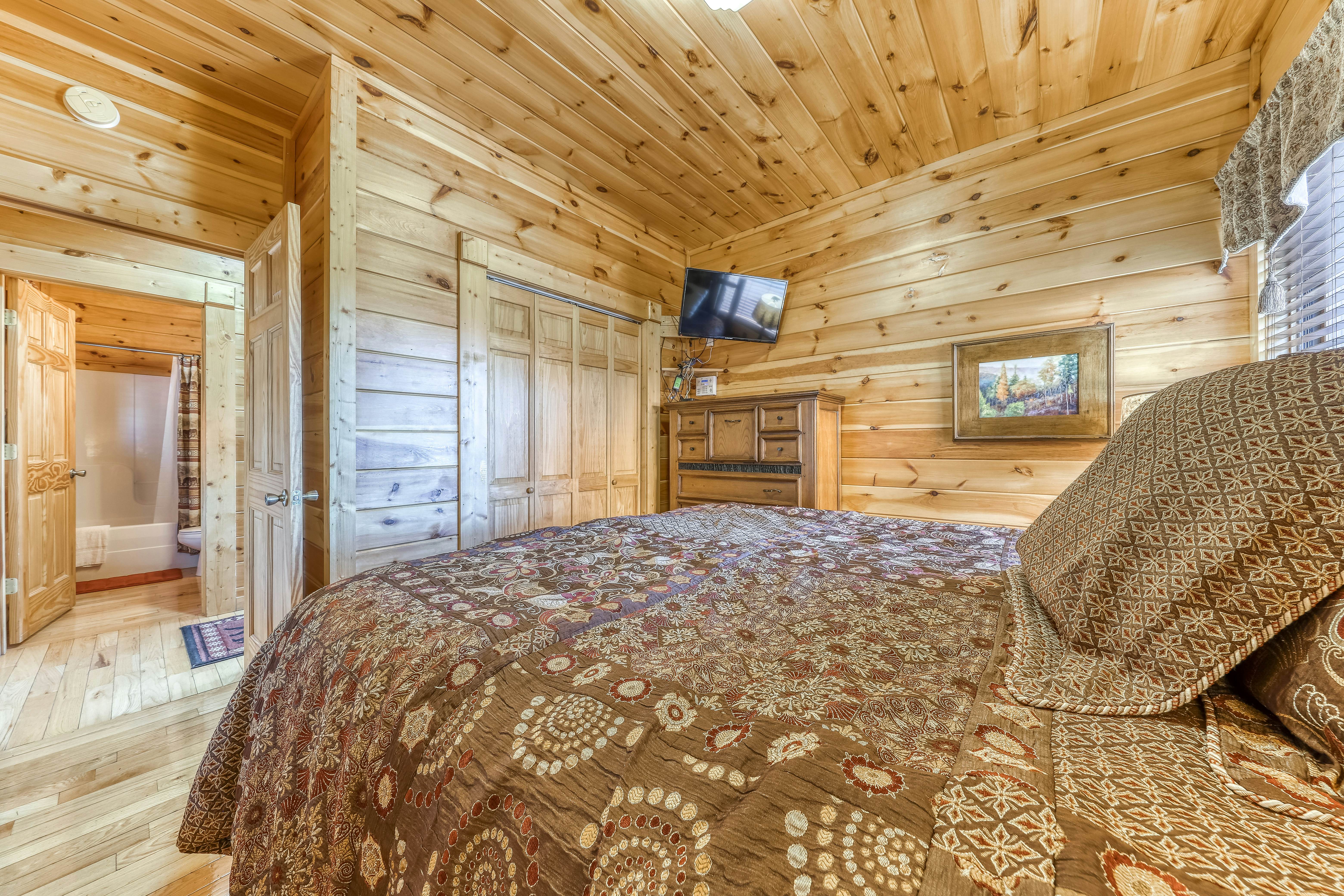 Cabin w/ Free Attraction Tickets, hot tub, theater, game room, & mountain views