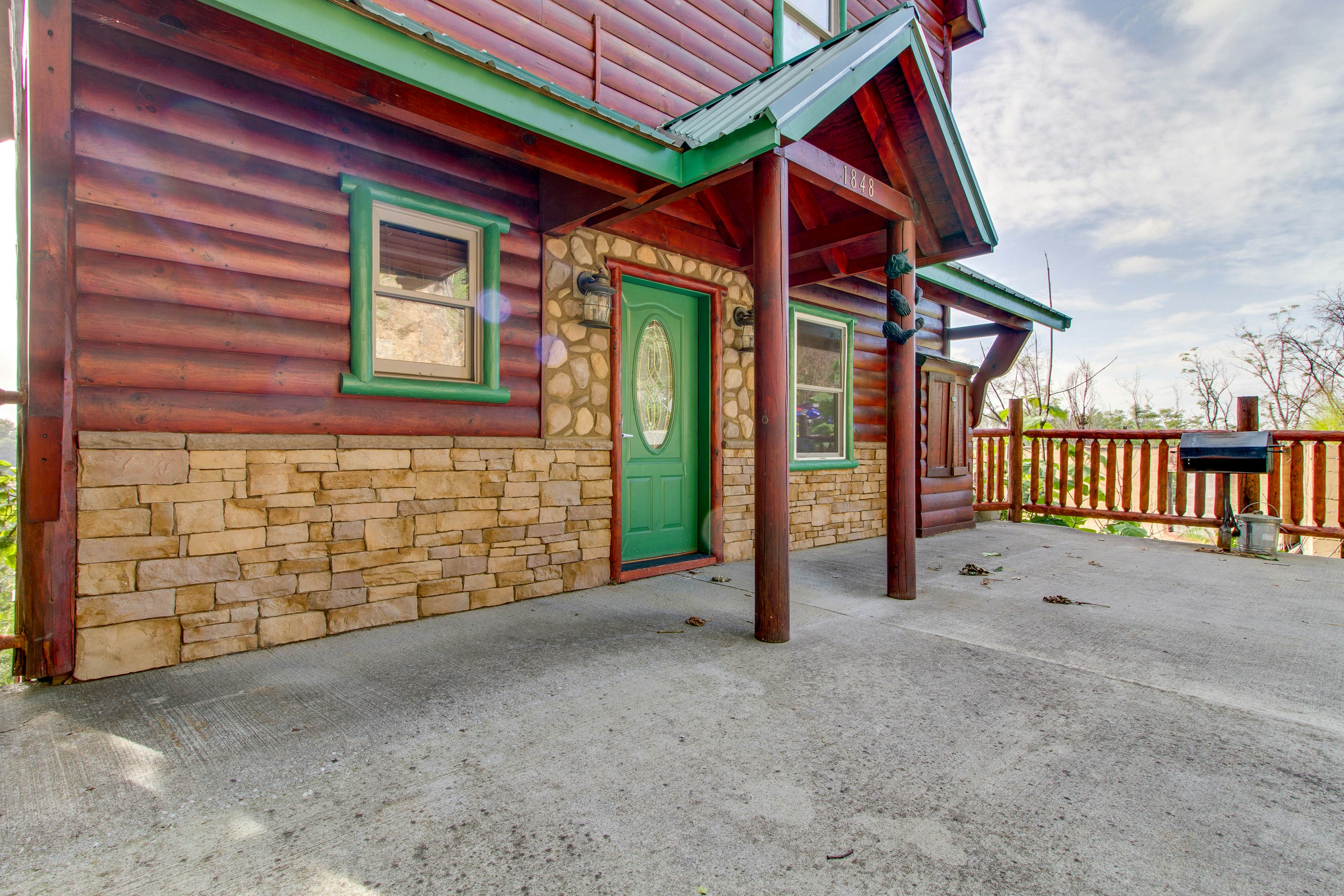 Cabin w/ Free Attraction Tickets, hot tub, theater, game room, & mountain views