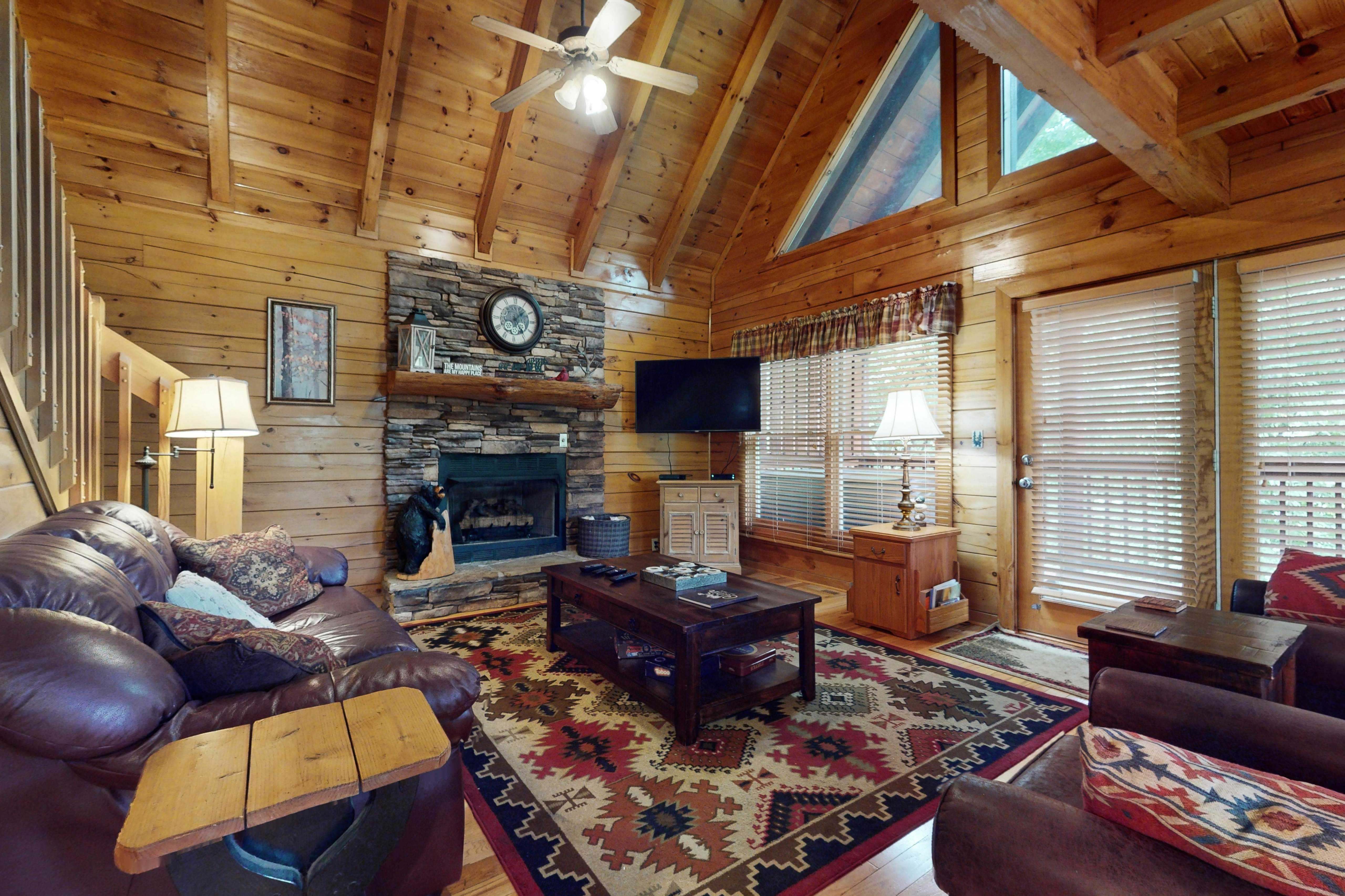 Log cabin overlooking the mountains w/ Free Attraction Tickets & resort pool
