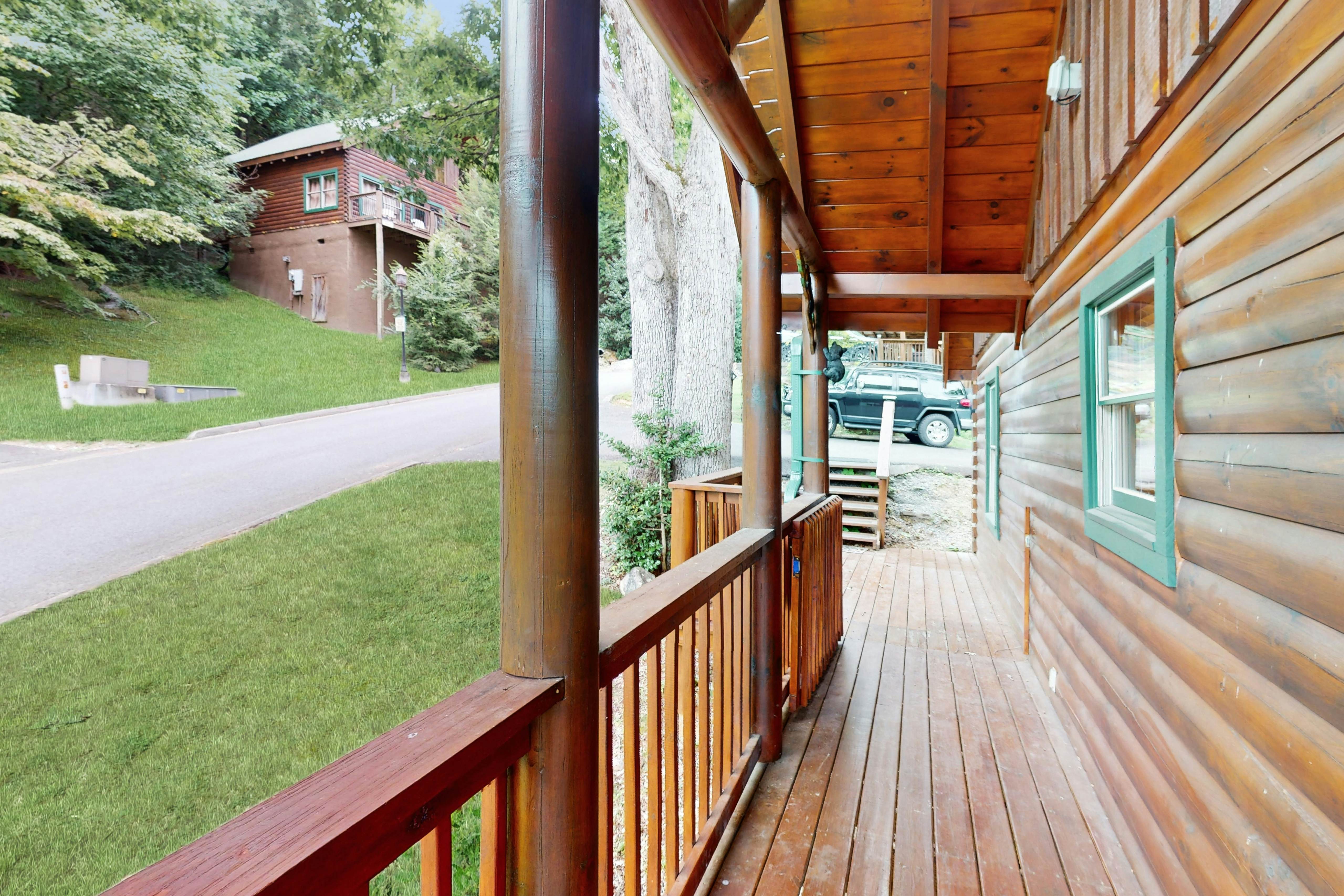 Log cabin overlooking the mountains w/ Free Attraction Tickets & resort pool