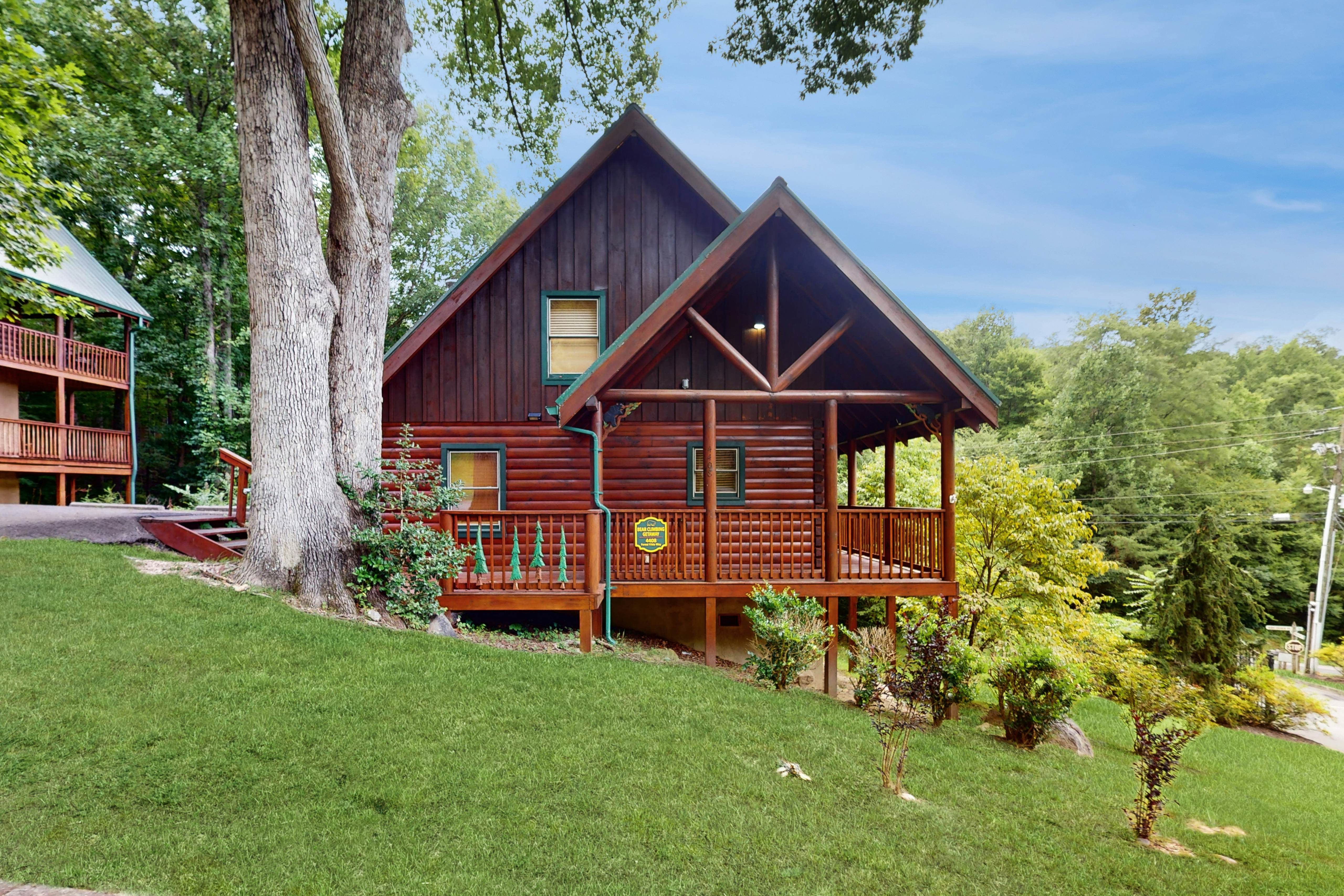 Log cabin overlooking the mountains w/ Free Attraction Tickets & resort pool