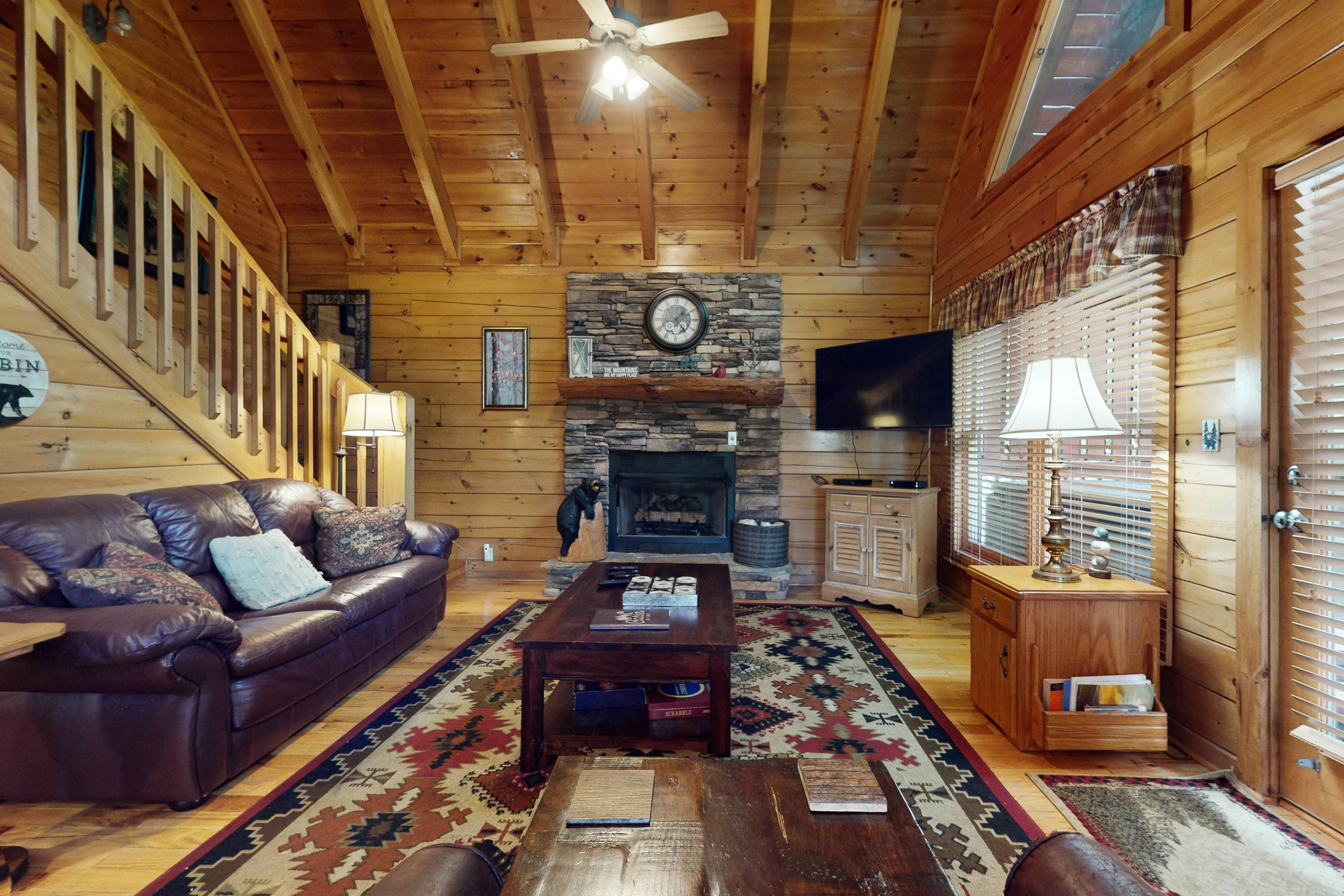 Log cabin overlooking the mountains w/ Free Attraction Tickets & resort pool