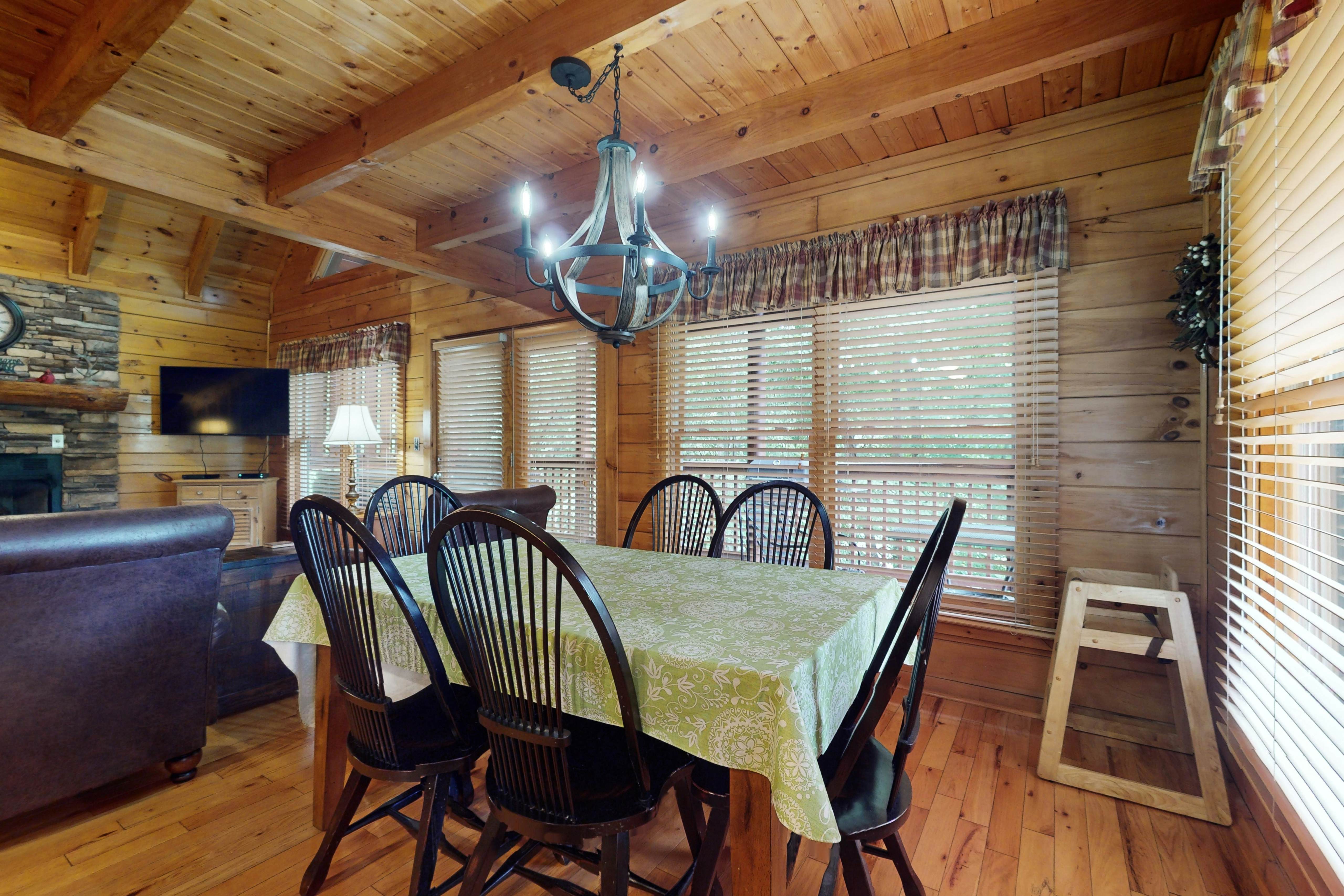 Log cabin overlooking the mountains w/ Free Attraction Tickets & resort pool