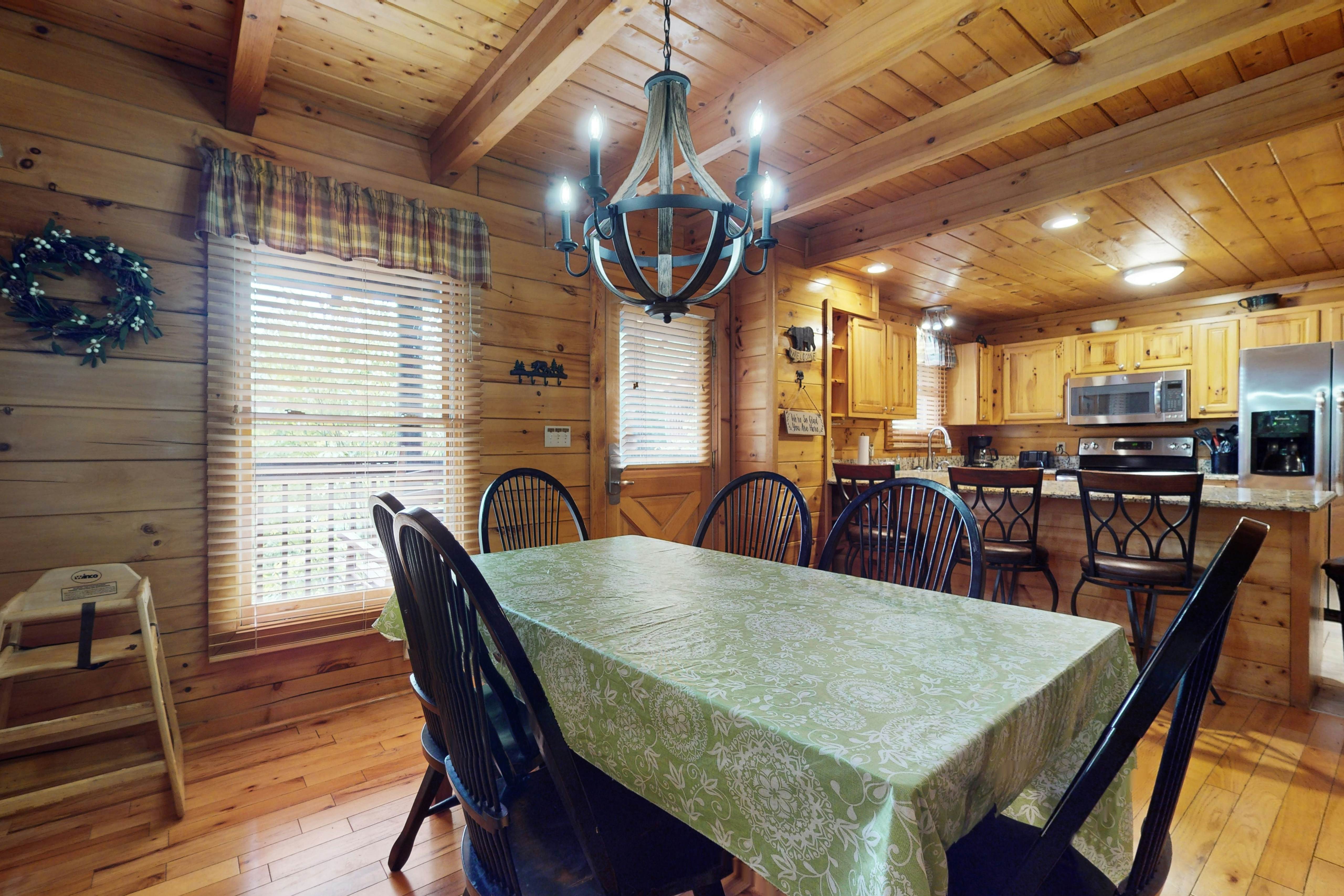 Log cabin overlooking the mountains w/ Free Attraction Tickets & resort pool